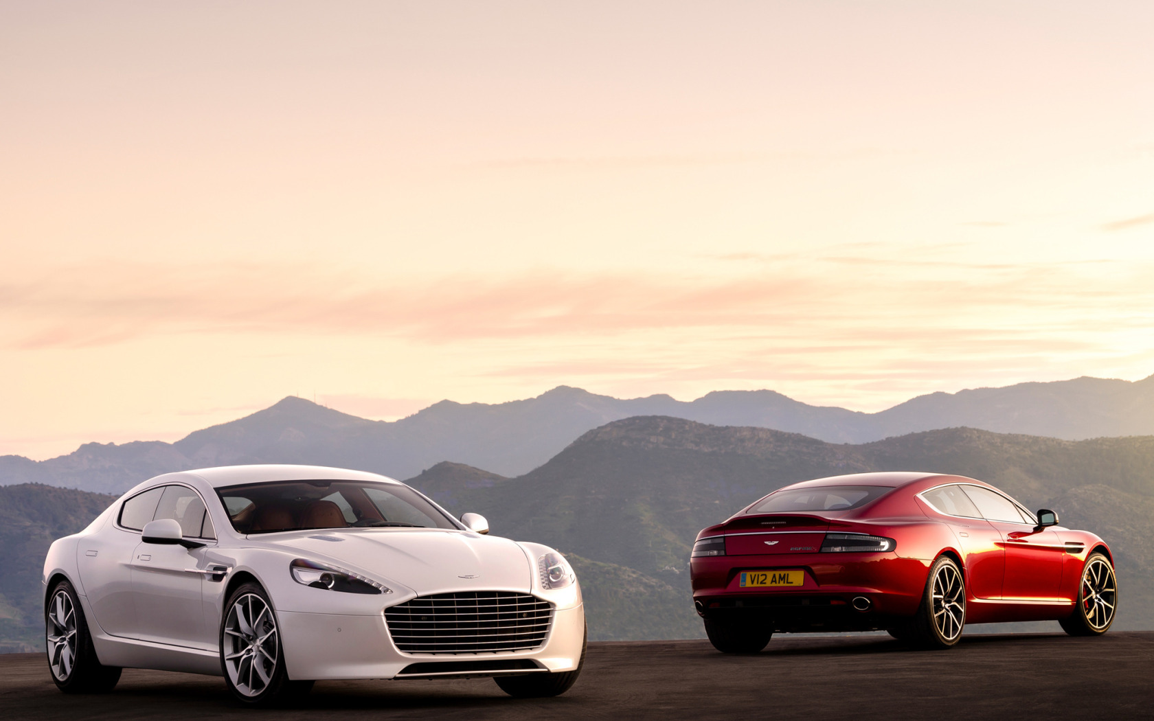 Автомобиль с двух частей. Aston Martin rapide 2014. Aston Martin rapide.