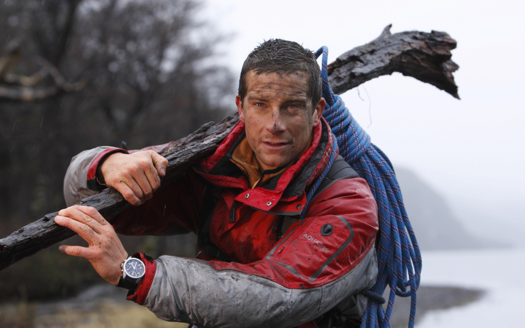 Скачать обои грязный, мужик, бревно, верёвка, Bear Grylls, Ultimate  Survival, Беар Гриллс, Выжить любой ценой, раздел мужчины в разрешении  1680x1050