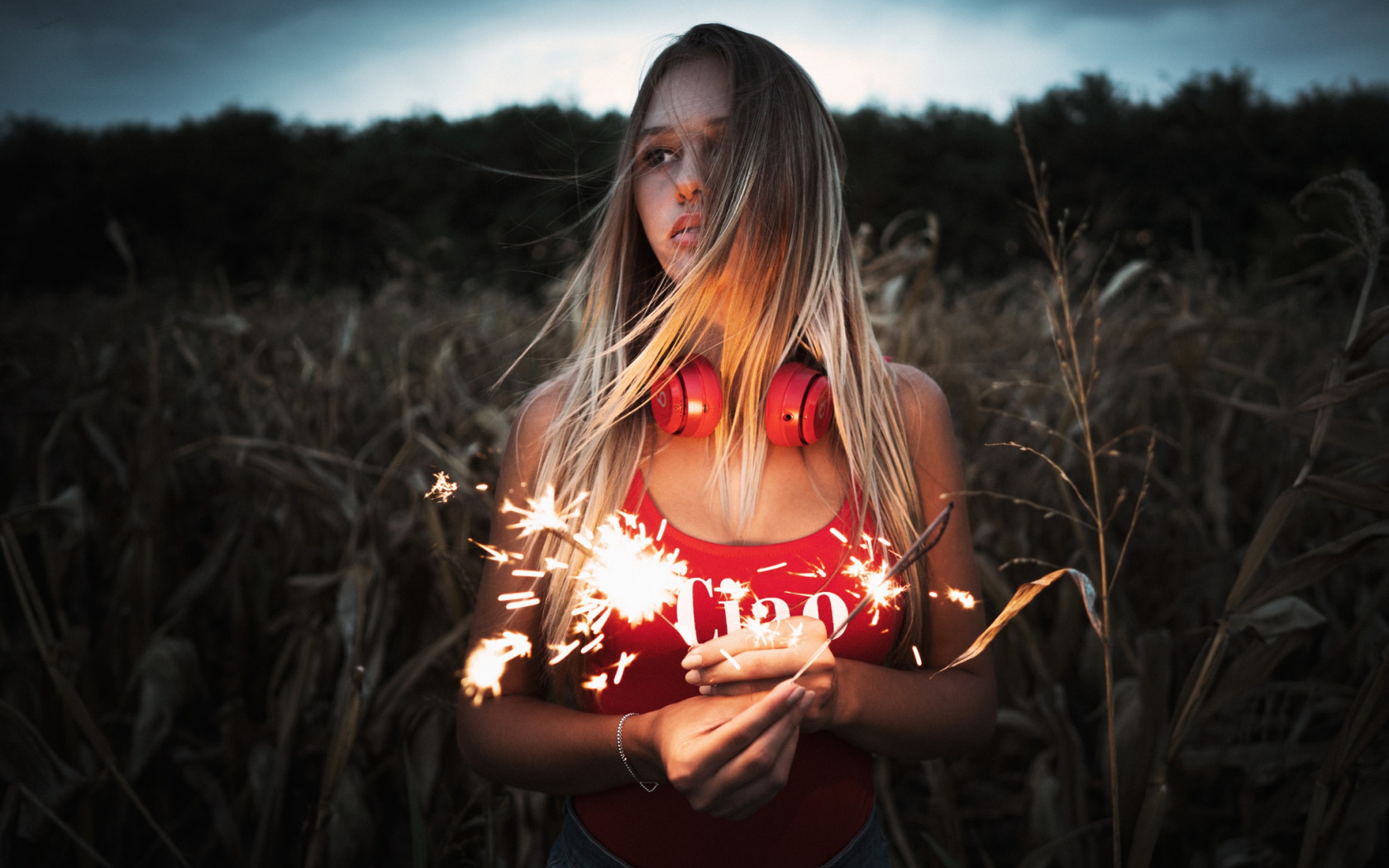 Фотосессия с гирляндой. Фотосессия с огнем идеи. Девушка и огонь на природе. Девушка с огоньком.