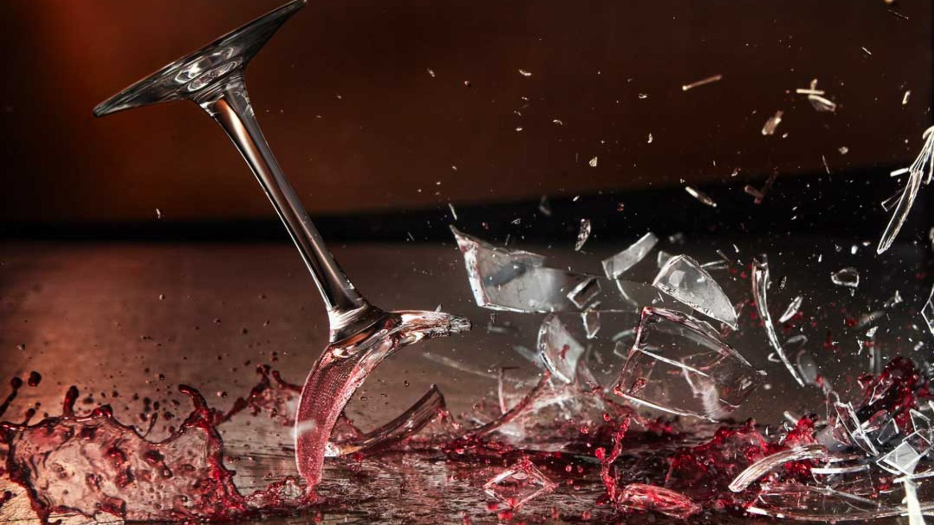 Разбитое вино. Разбитое стекло. Разбивающийся бокал. Разбитые стаканы.
