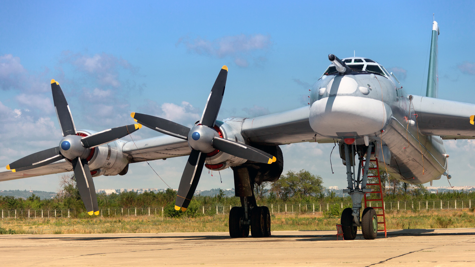 Названия бомбардировщиков. Ту-95 МС бомбардировщик. Ту-95мс. Самолёт медведь ту 95. Самолёт бомбардировщик ту 95.