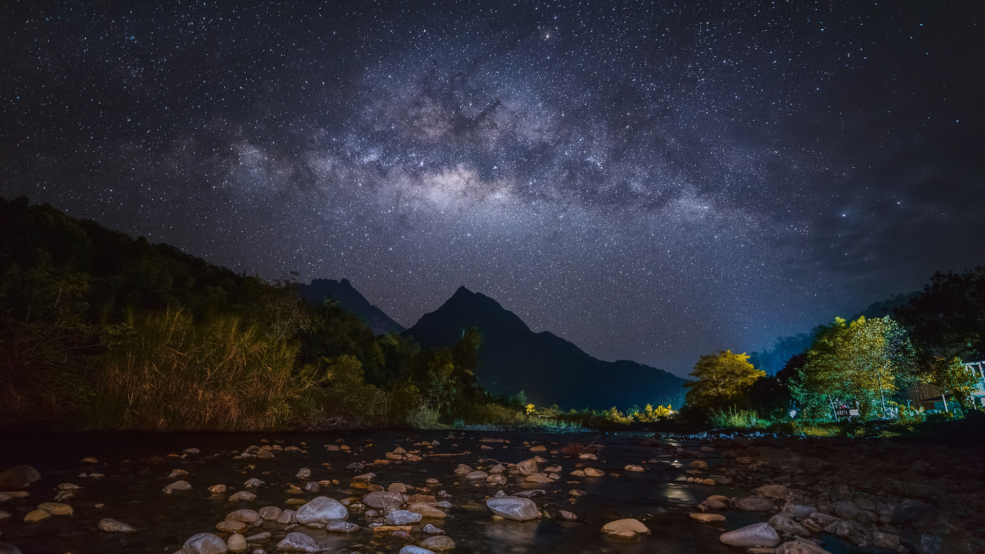 Млечный камень. Milky way камень. Удивительное ночное небо в горах фото.