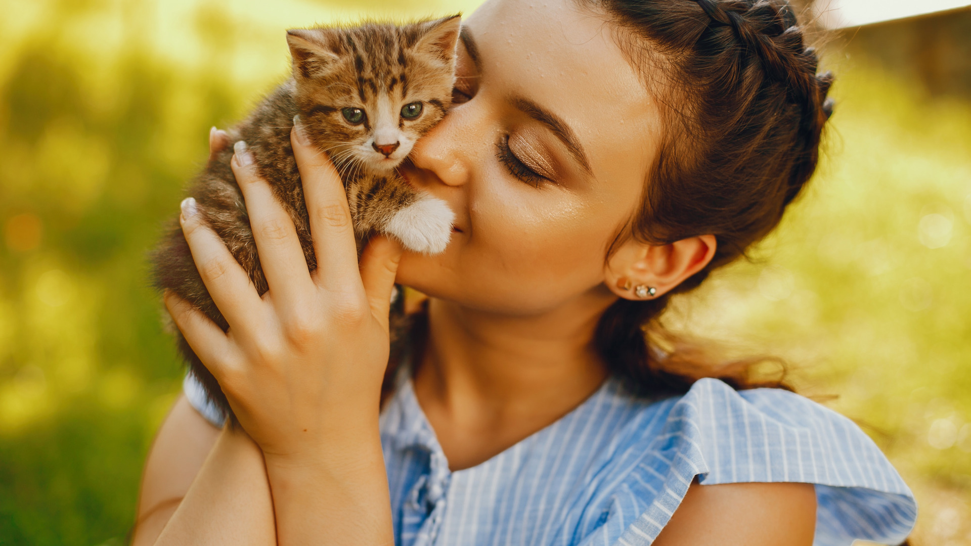 Девушка держит кота. Девочка держит котенка. Любовь к домашним питомцам. День любви к своему питомцу. День любви к своему питомцу 20 февраля.