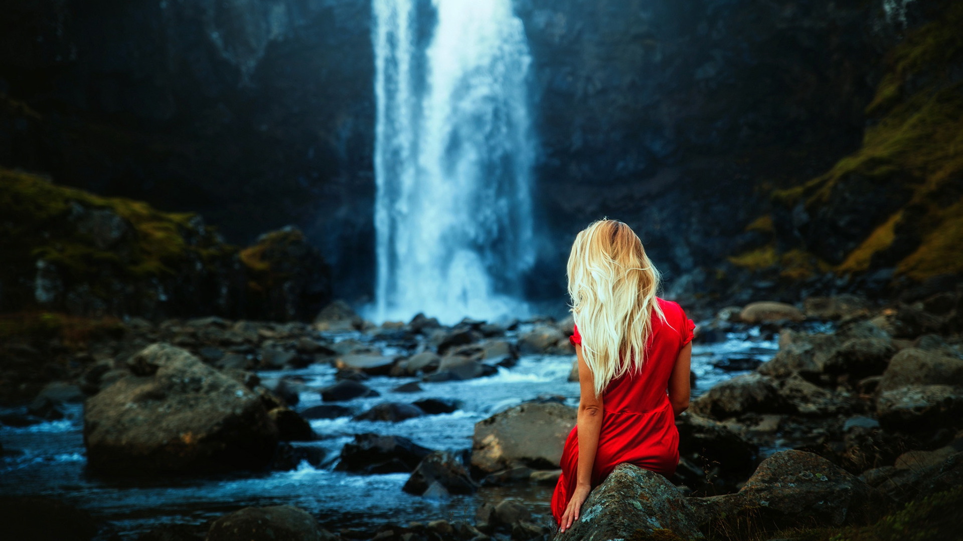 Видео обои девушка. Девушка у водопада. Девушка на фоне водопада. Фотосессия у водопада. Блондинка на водопаде.