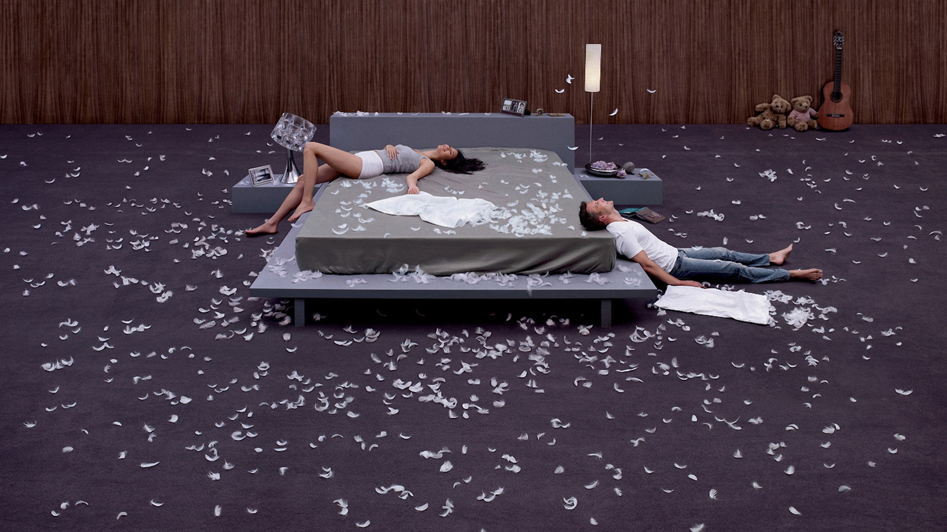 Битва с подушками кровать
