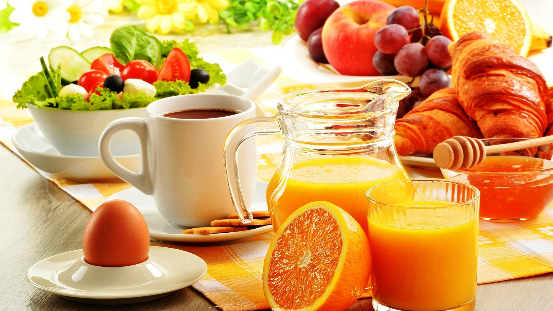 Завтрак. Летний завтрак. Завтрак с апельсиновым соком. Апельсиновый сок. Питание фруктовыми соками