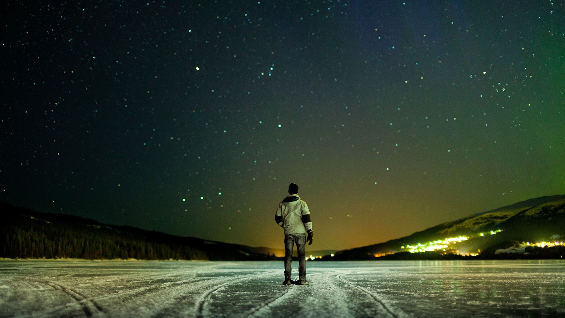 В темном небе звезды светят космонавт летит. Звездное небо и человек. Человек на фоне звездного неба. Одиночество в ночи. Одинокий человек.