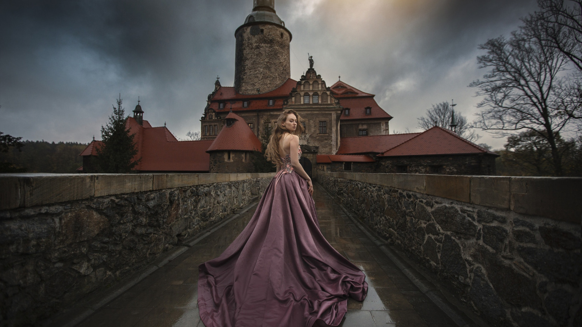 Девушка в платье замок