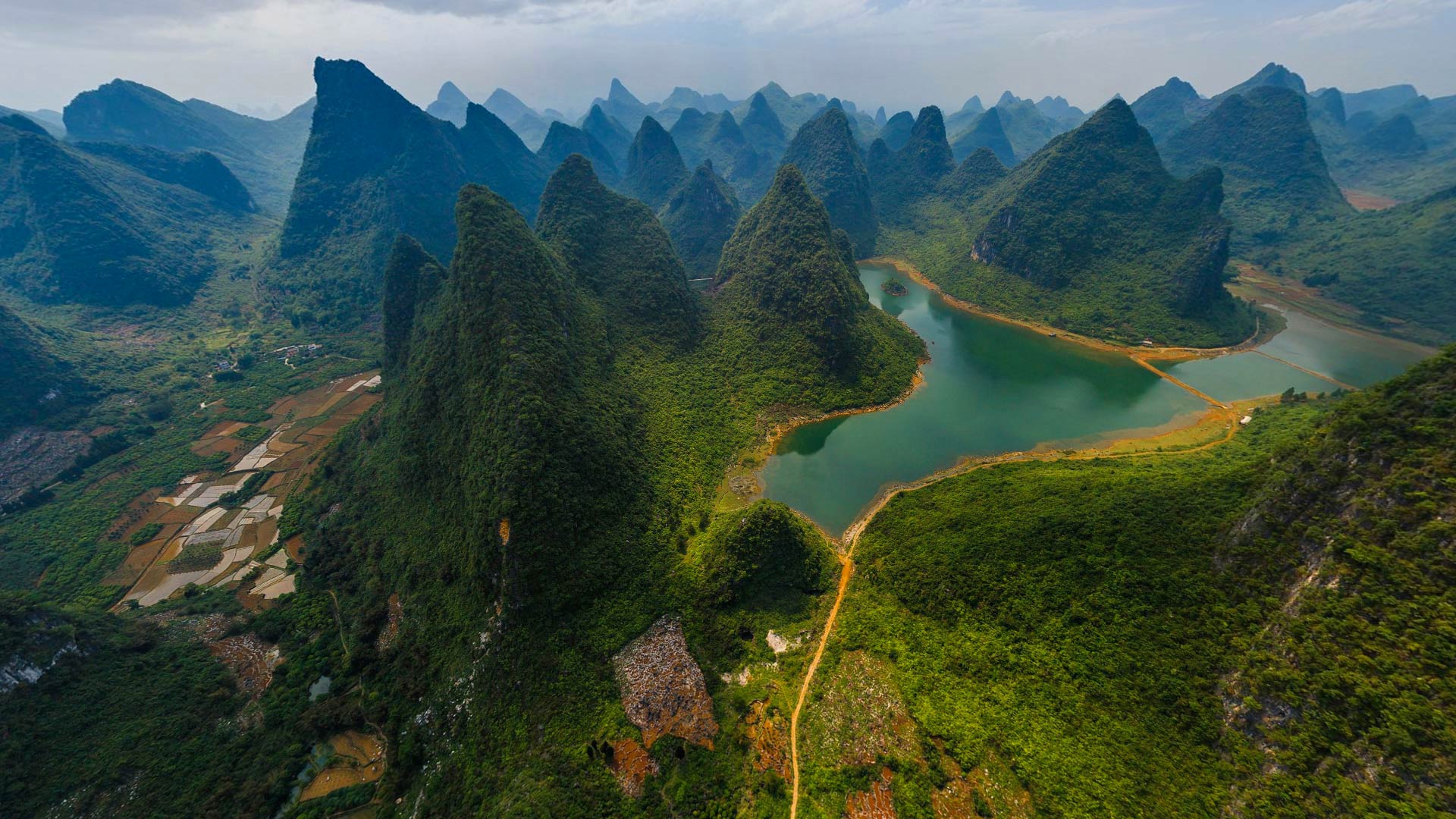 Восточно китайские горы. Гуйлинь национальный парк. Гуйлинь Лицзян реки. Национальный парк Гуйлинь и Лицзян, Китай. Горы Хуаншань, Китай.