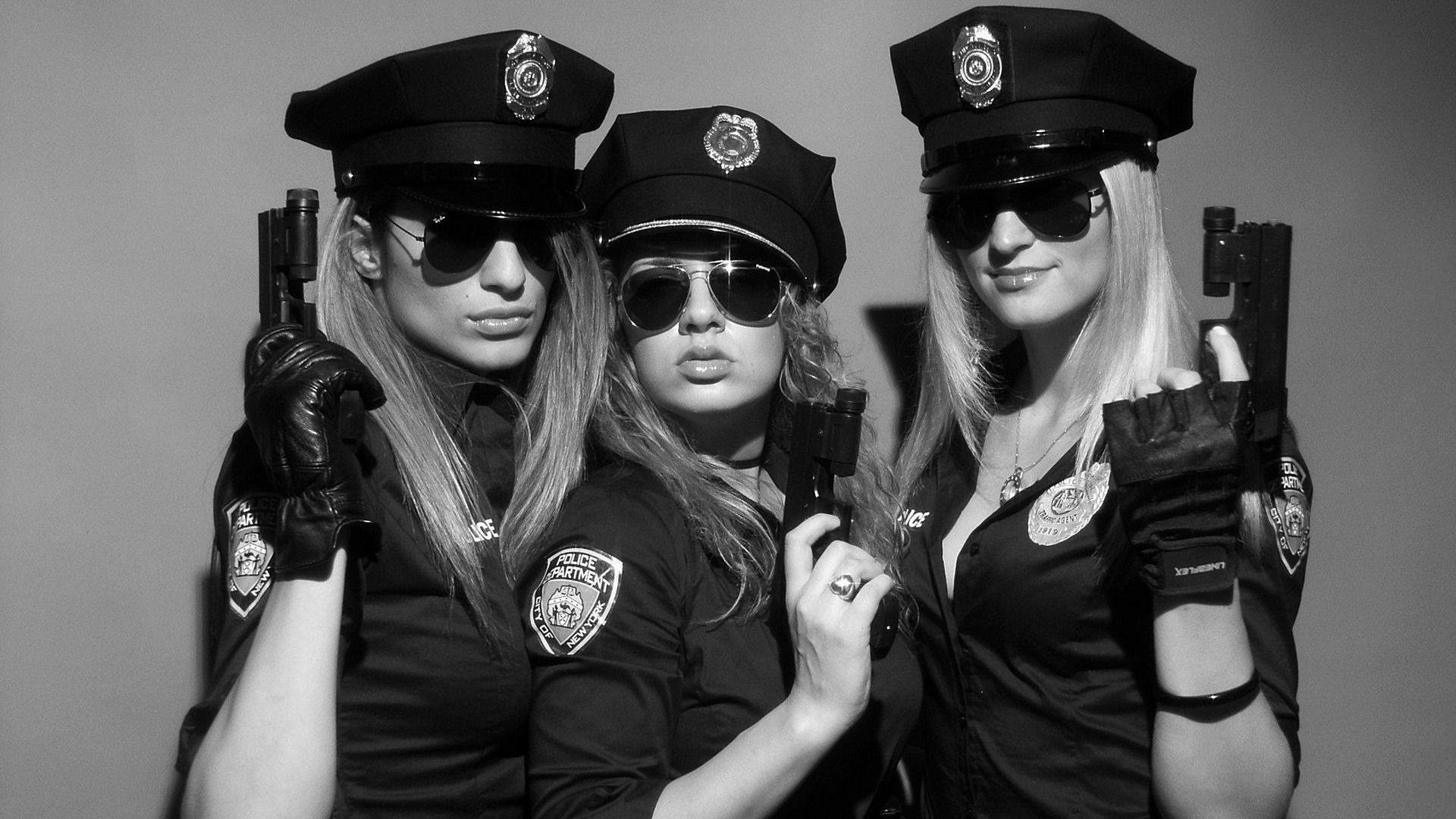 Девка на троих. Девушка полицейский. Красивые женщины полицейские. Две девушки полицейские. Три девушки в форме.