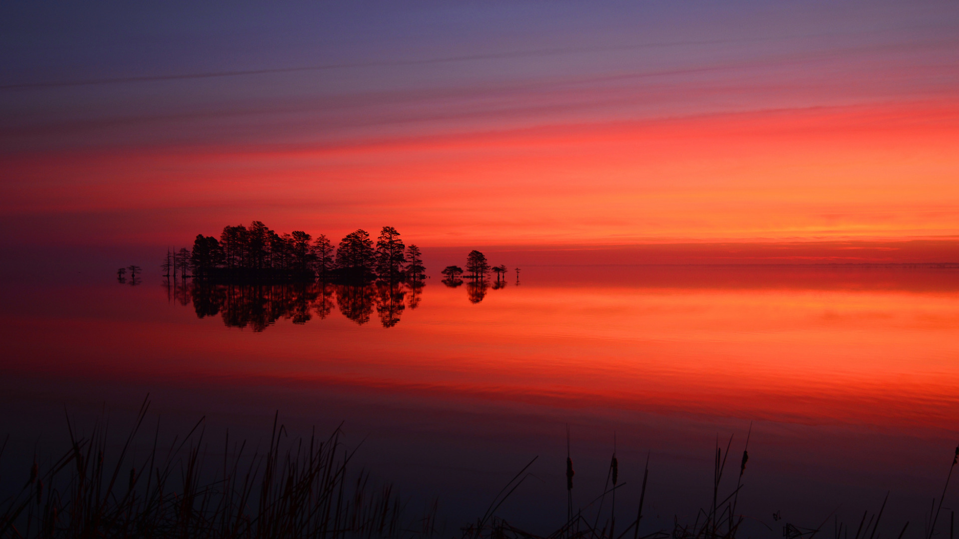 Багровым заревом. Красный закат на озере. Разлив закат. Закат на Соленом озере.