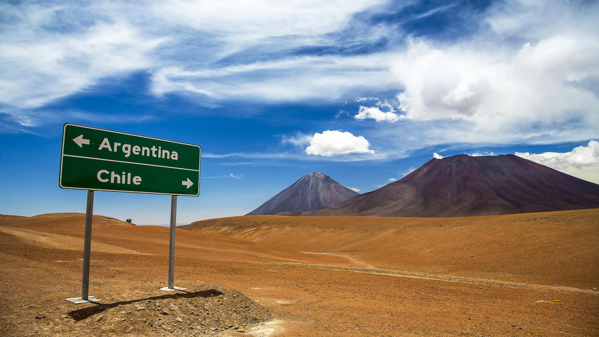 Время анд. Чили горы Анды. Аргентина горы Анды. Граница Чили и Аргентины. Указатель в пустыне.