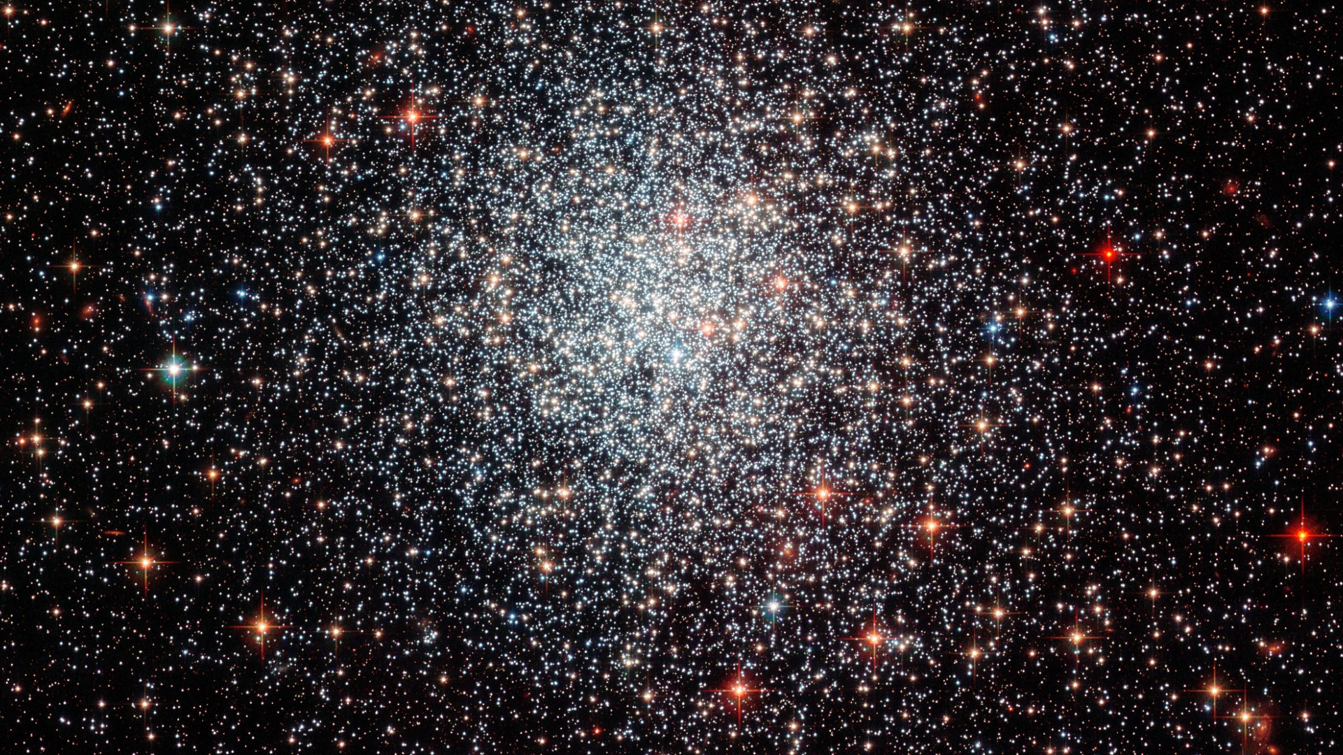 В космосе видно звезды. Большое Магелланово облако Хаббл. М13 скопление звезд. Шаровое скопление м53. Молодое шаровое скопление в галактике Магелланово облако.