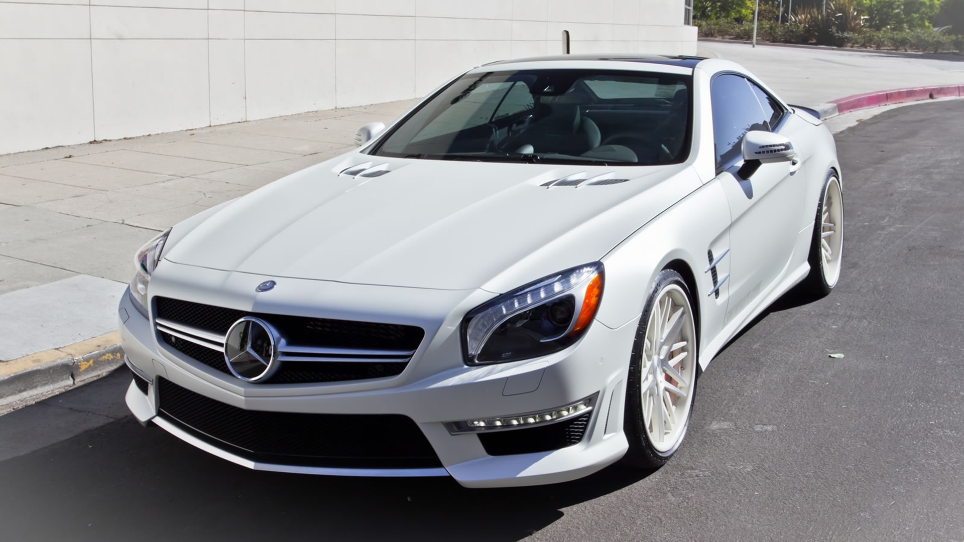 Mercedes SL 63 AMG White