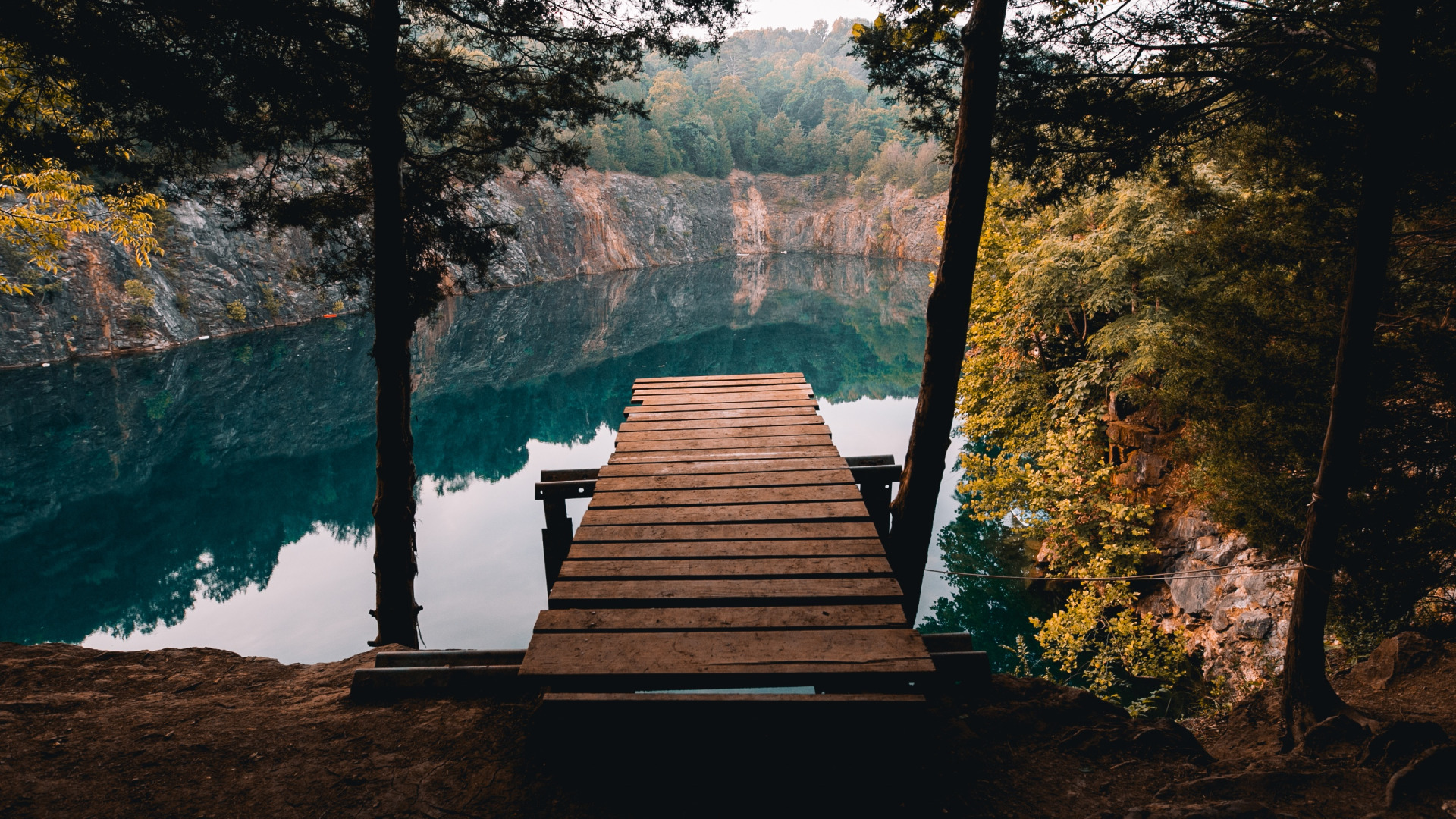 Лес вода релакс. Озеро Эстетика. Картинки на рабочий стол успокаивающие. Пирс на озере в лесу. Озеро в лесу Эстетика.