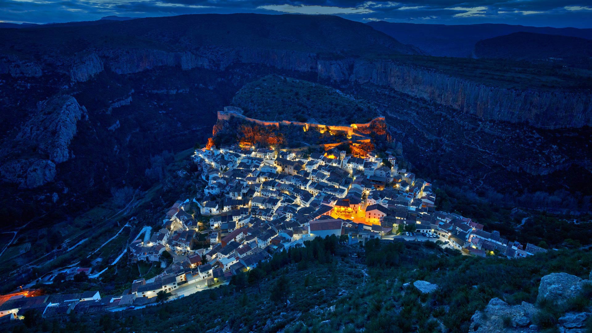 Www bing com image. Chulilla Испания. Ночь с горах Испании. Дома в скалах. Изображение Bing.