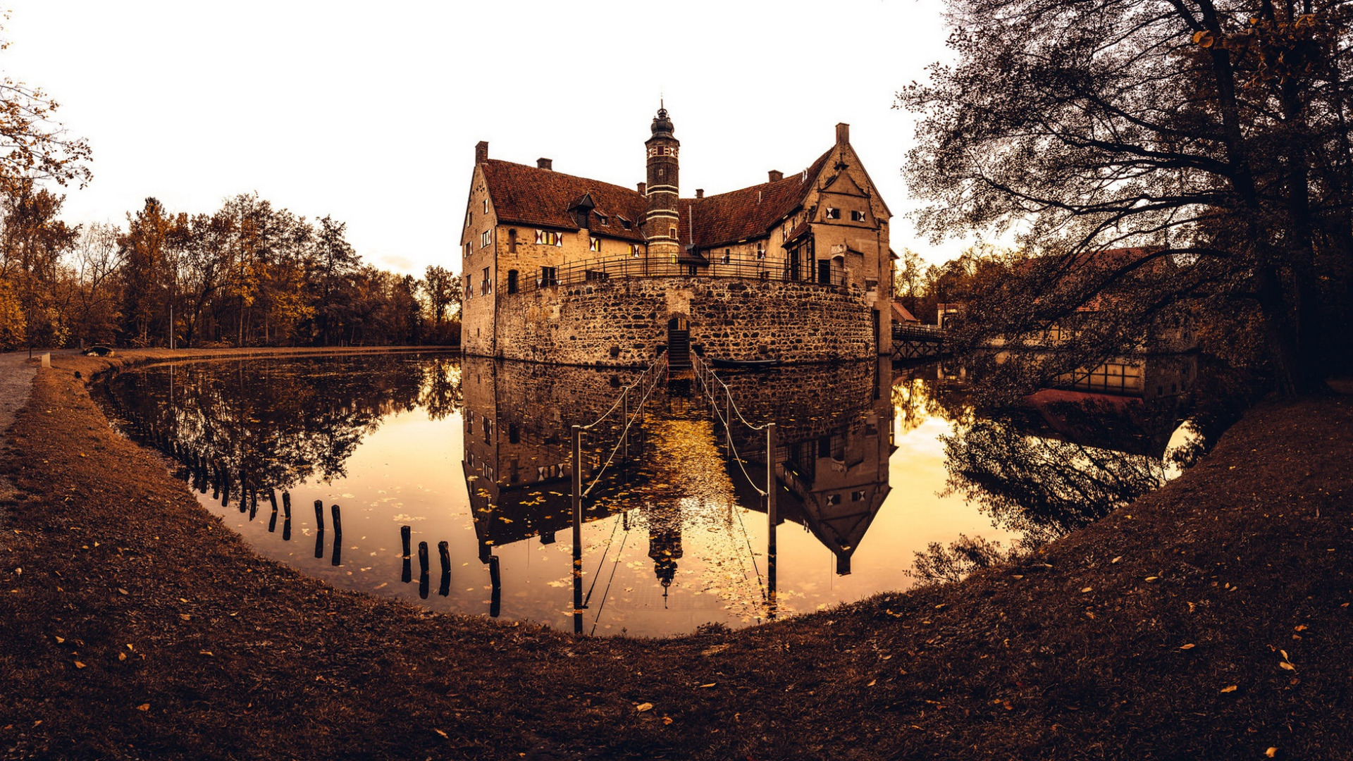 Fallen castle. Кёнигсвинтер замок. Замок у озера. Замок в осеннем лесу. Замок на озере с мостом.