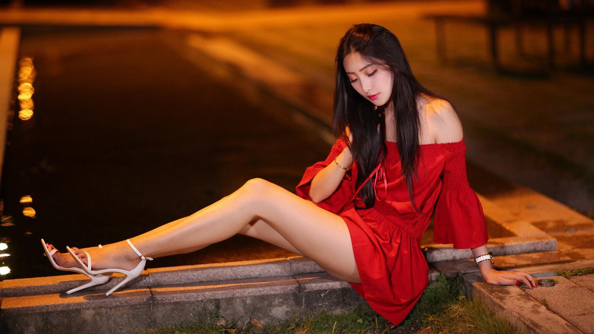 Японка ляшки. Азиатка в Красном платье. Азиатские девушки. Красивые ножки китаянок. Китаянки модели.