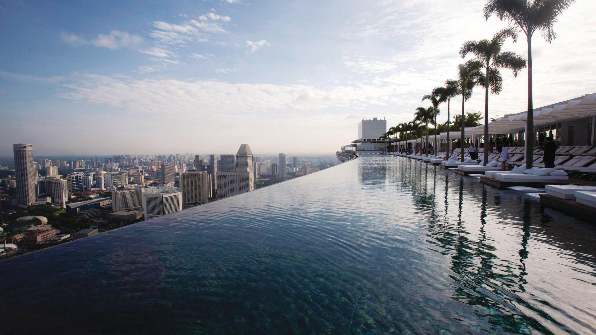 бассейн на крыше гостиницы в сингапуре