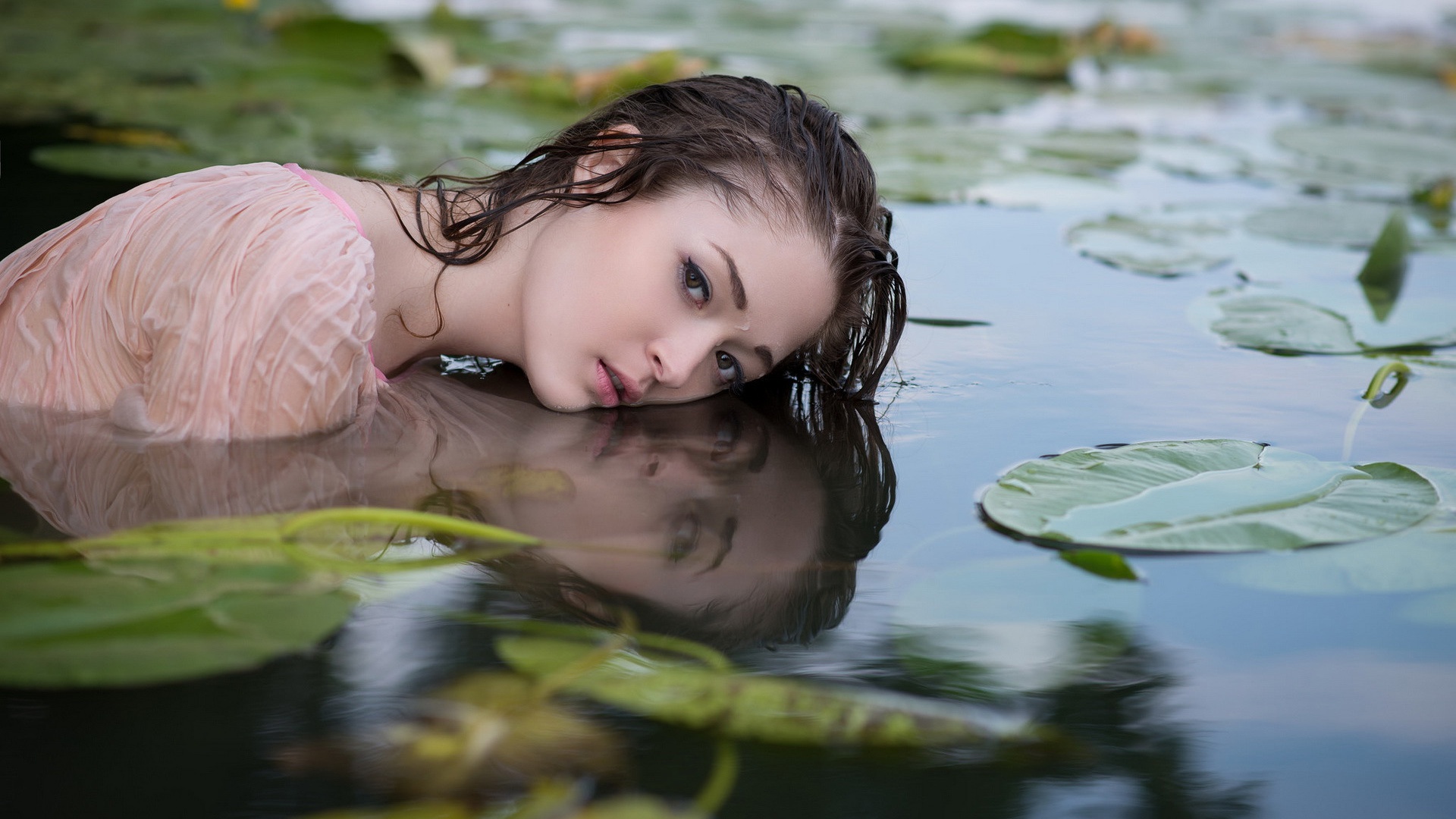 Она плавала в озере. Девушки на озере. Девушка у пруда. Красавица в воде. Девушка купается в пруду.