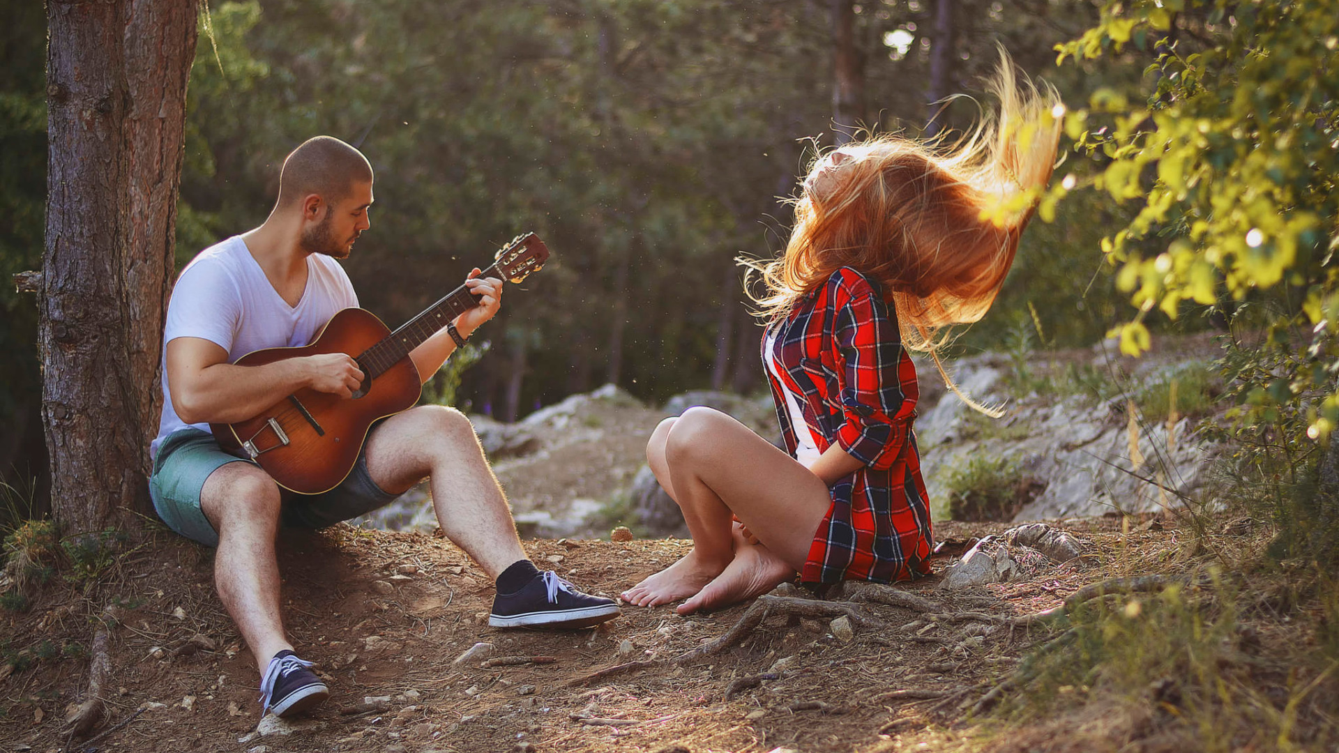 Другой мальчик песня. Гитарист на природе. Фотосессия с гитарой. Девушка с гитарой на природе. Фотосессия с гитарой на природе.