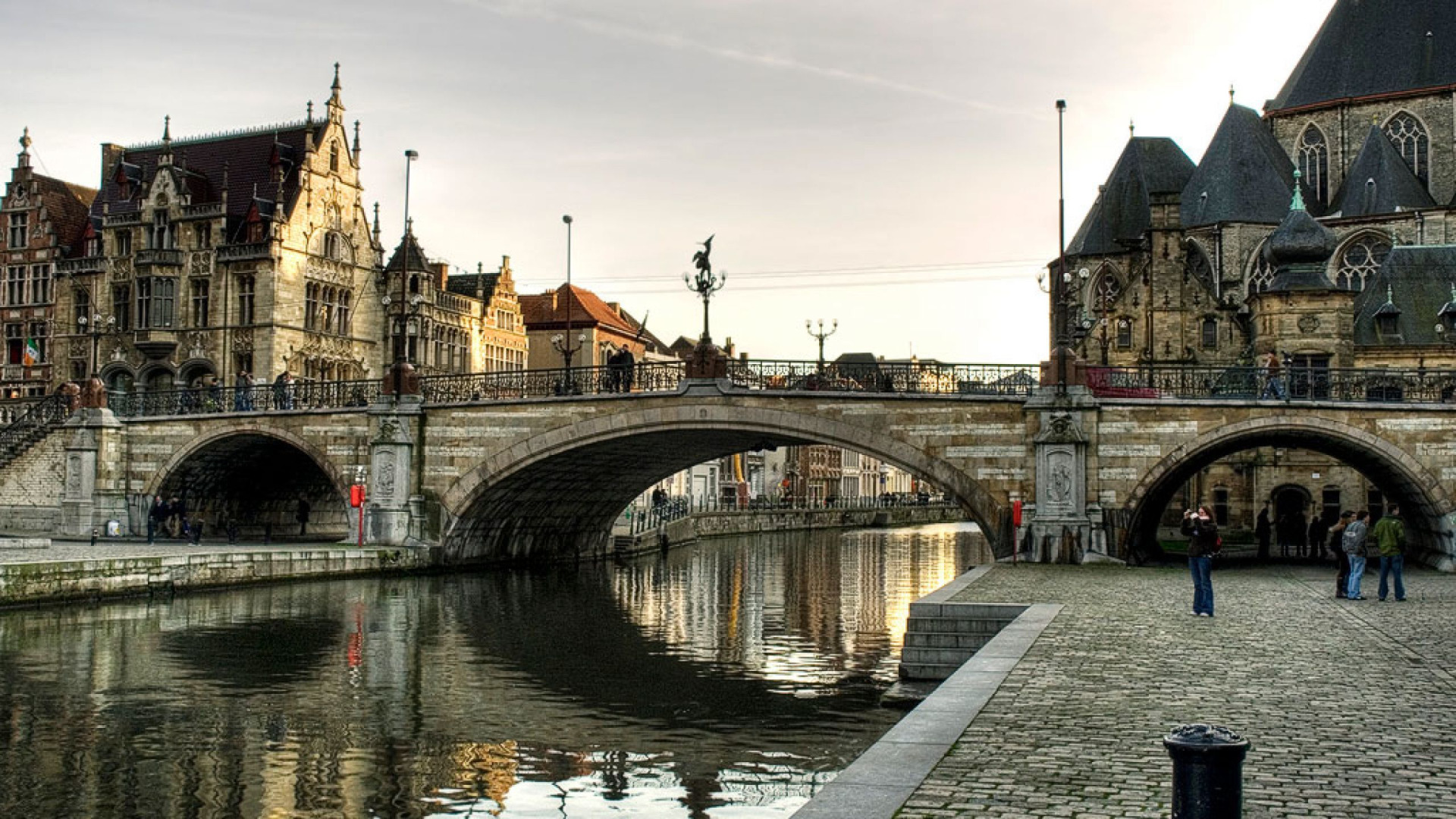 В европе а именно в. Бельгия Мостовая Гент. Старинный город. Старинный Европейский город. Старинные города Европы.
