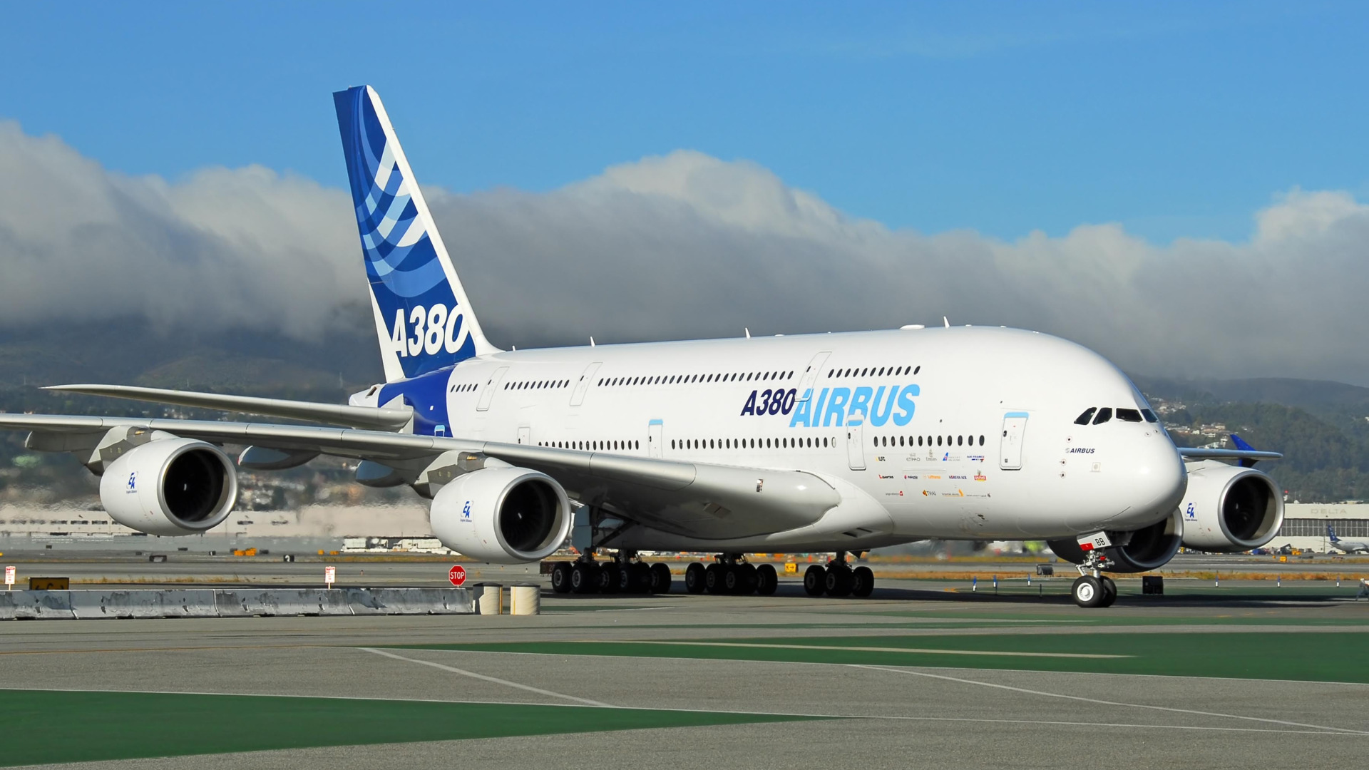 Аэробус картинка. Airbus a380. Аэробус а380 двухпалубный. A380-800f. Самый большой самолет Airbus a380.