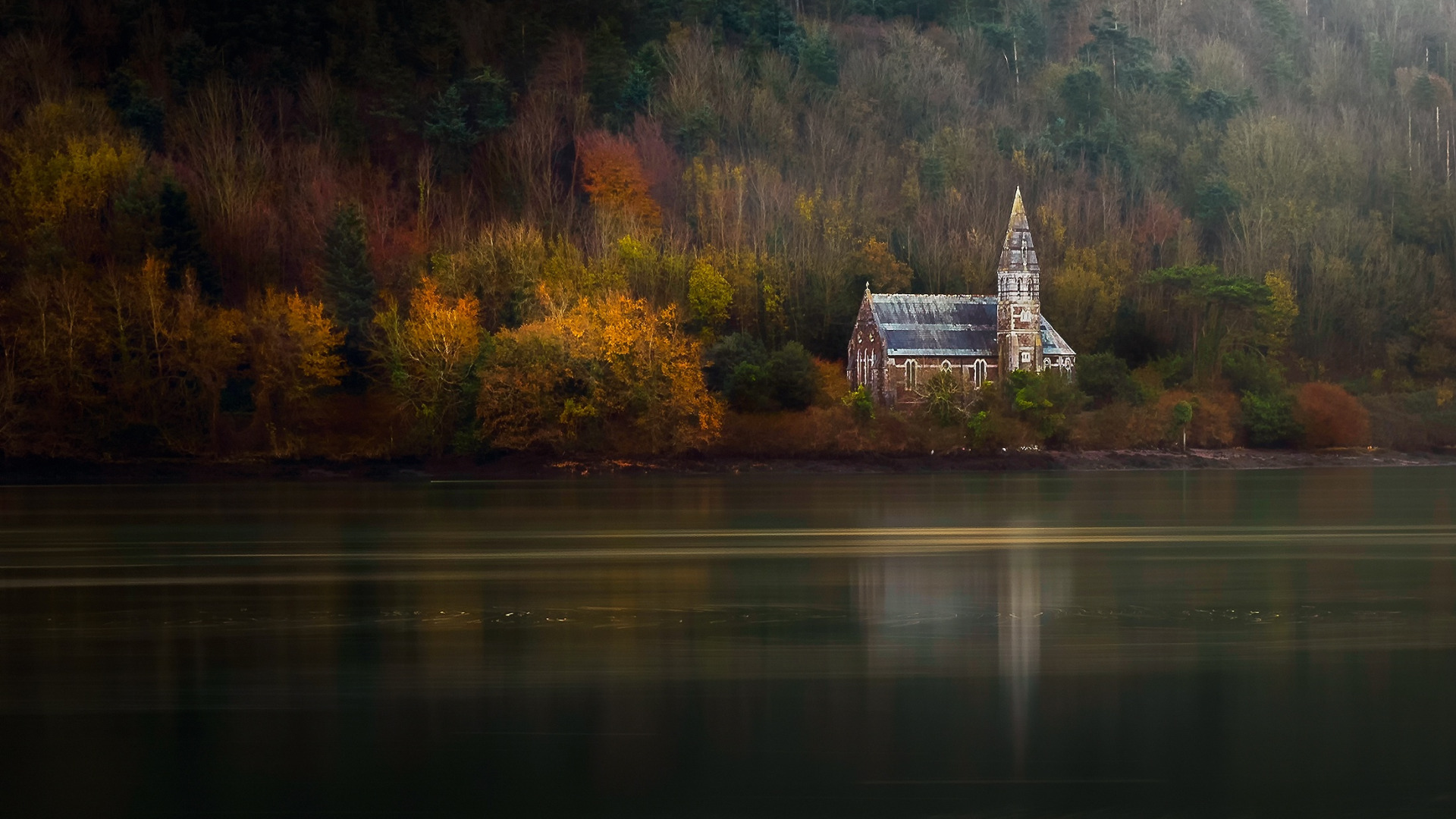 В старой церквушке у озера. Храм лес озеро. Храм природа. Осень река лес Церковь. Храм на озере.