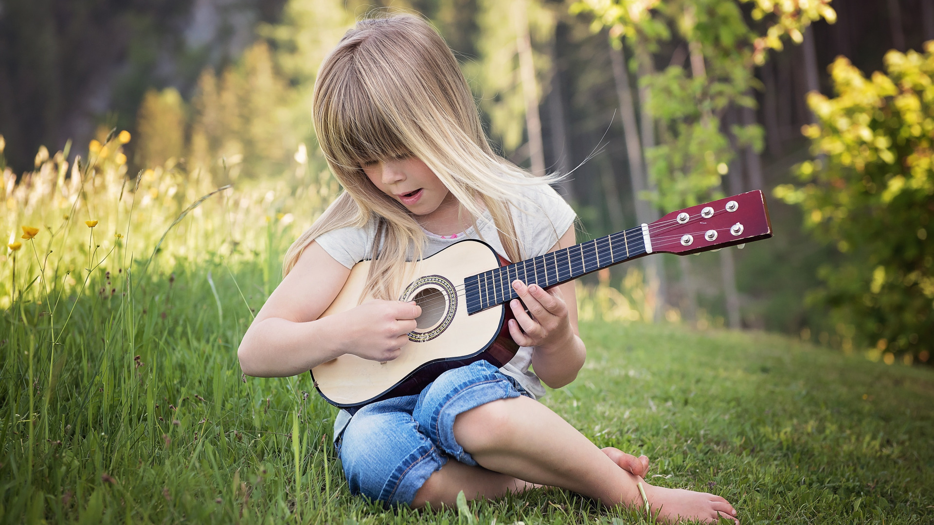 Люди увлекающиеся музыкой. Обои маленькая девочка с гитарой. Две девочки на гитаре. Красивая девушка с гитарой. Гитара на природе.