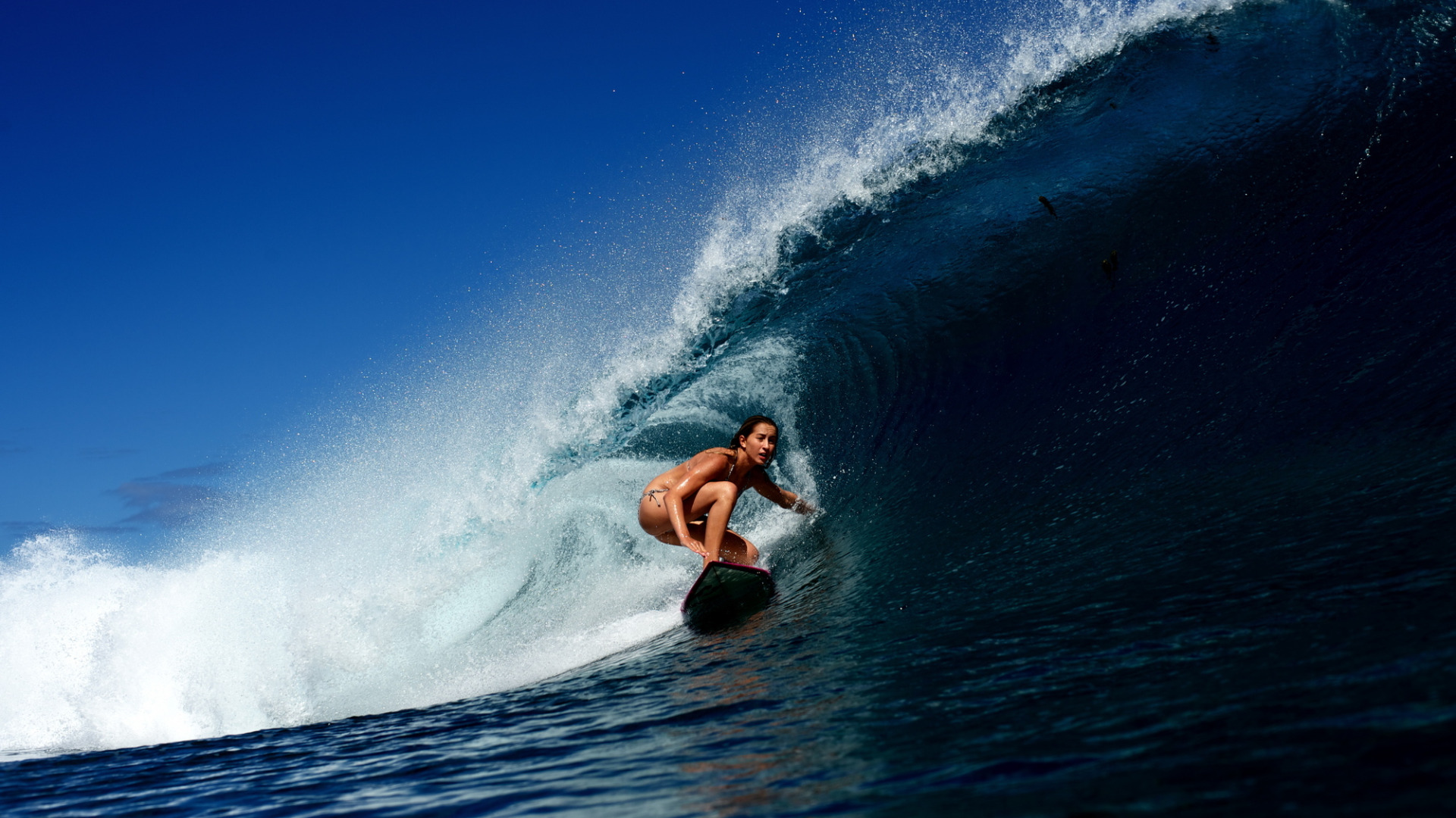 Скачать обои девушка, океан, волна, серфинг, доска, surfing, раздел спорт в  разрешении 1920x1080