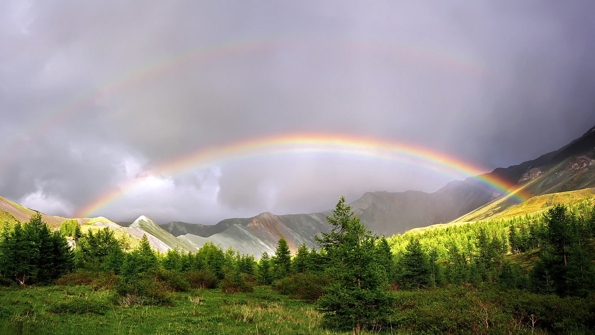 Природа какая энергия. Двойная Радуга, Ереван, озеро. Радуга над горами. Радуга в горах. Радуга над озером.