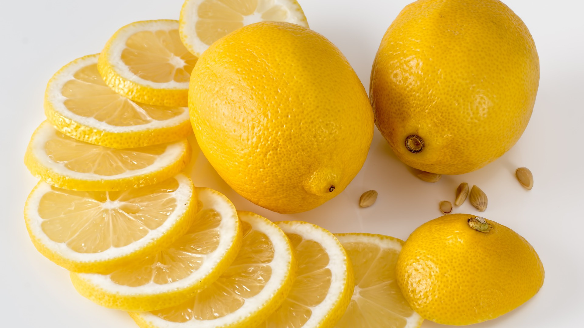 Почему лимон желтый