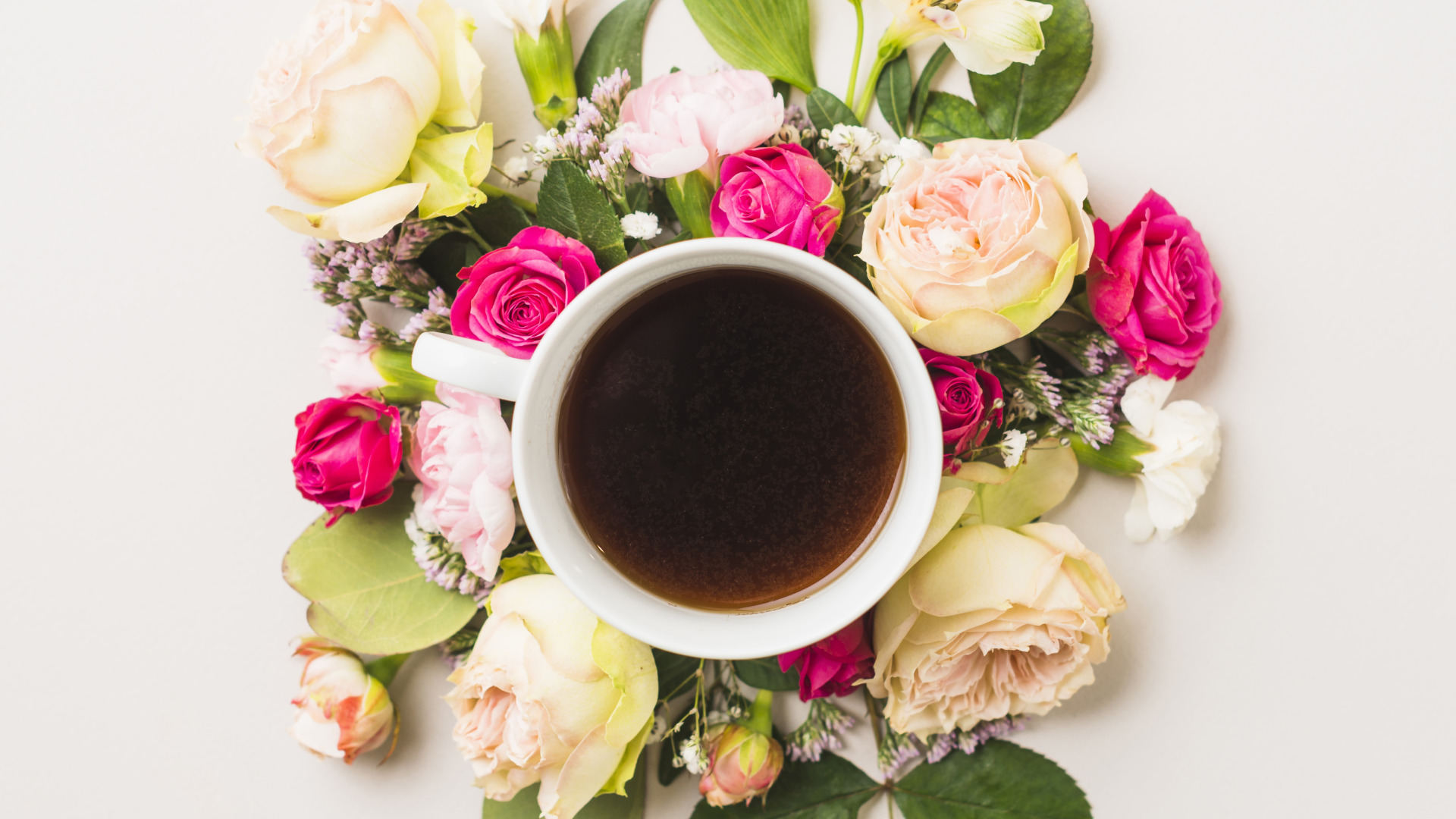 Букет цветов и кофе фото Скачать обои цветы, розы, flowers, cup, декор, coffee, roses, decoration, раздел