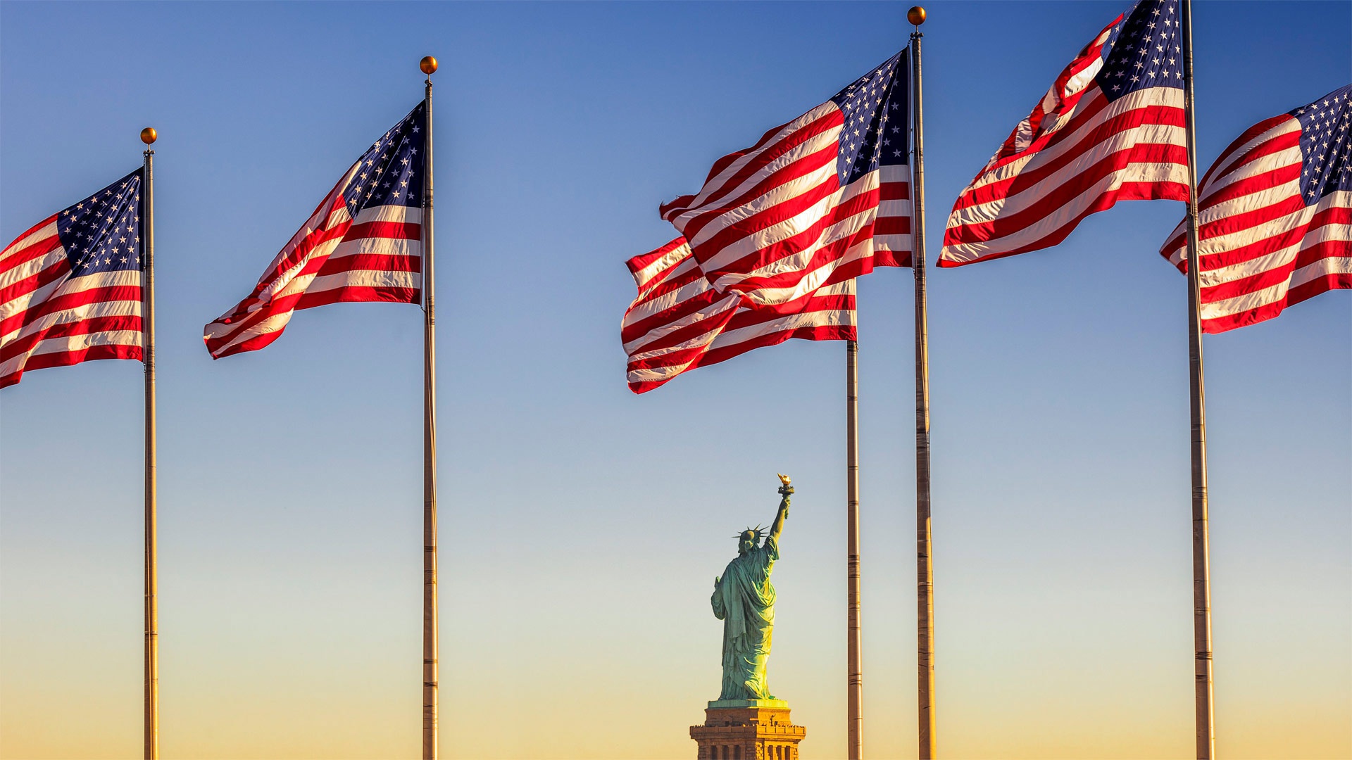 Страна больше сша но меньше канады. Флаг Америки в Нью Йорке. Liberty State Park флаги. Флаг США И статуя свободы. Нью Йорк с флагом США.