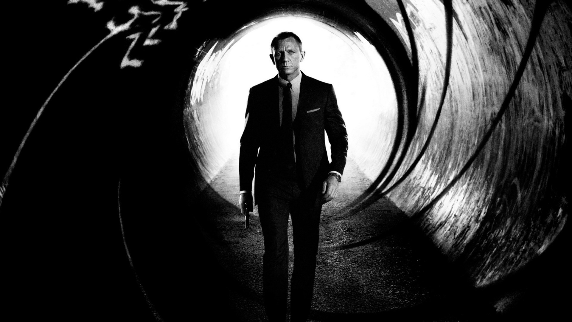 Скачать обои фильм, Джеймс Бонд, заставка, чёрно-белый, идёт, James Bond,  Дэниэл Крэйг, skyfall, раздел фильмы в разрешении 1920x1080