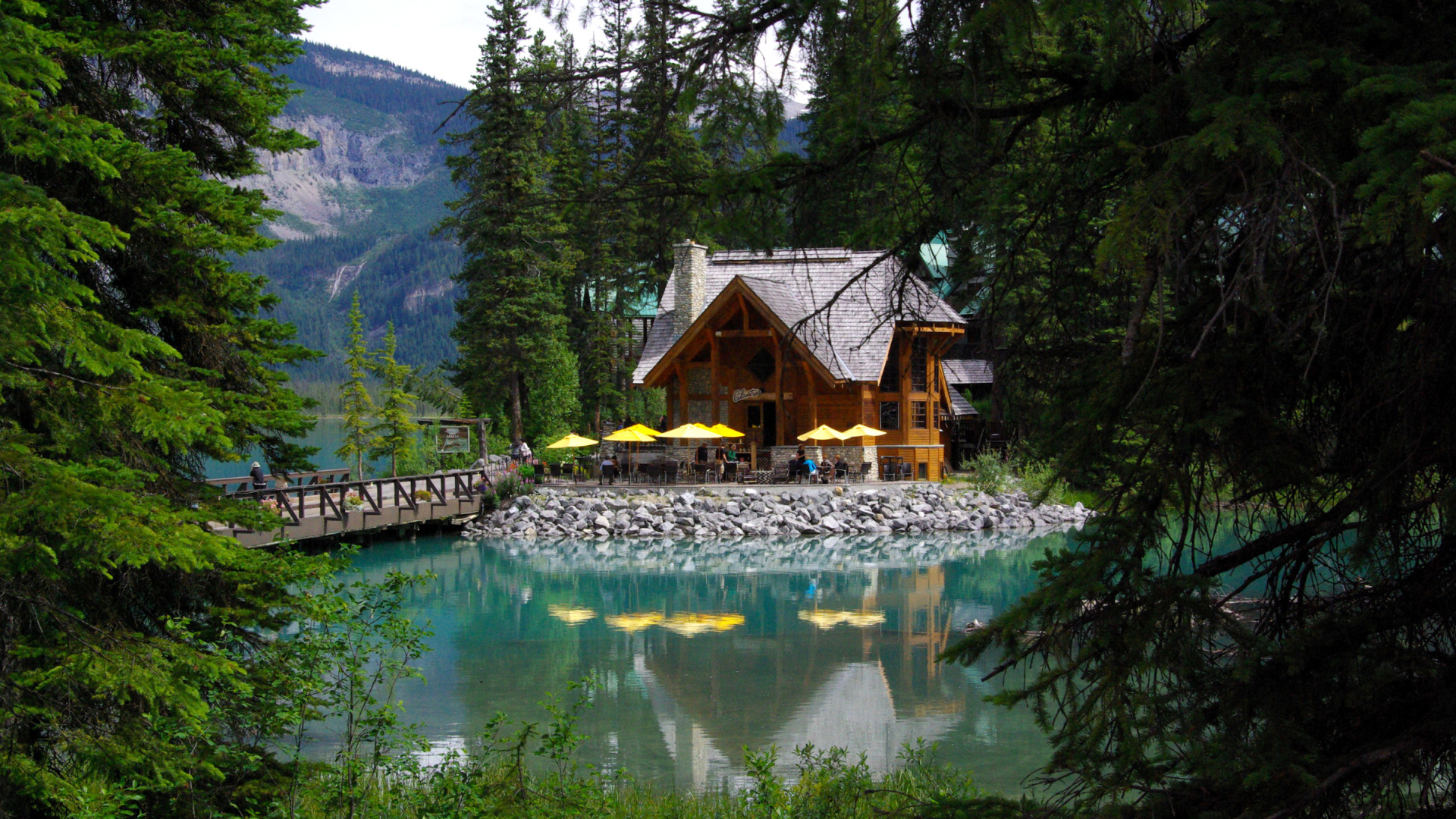 Скачать обои лес, деревья, горы, мост, озеро, дом, Канада, Yoho National  Park, раздел природа в разрешении 1920x1080