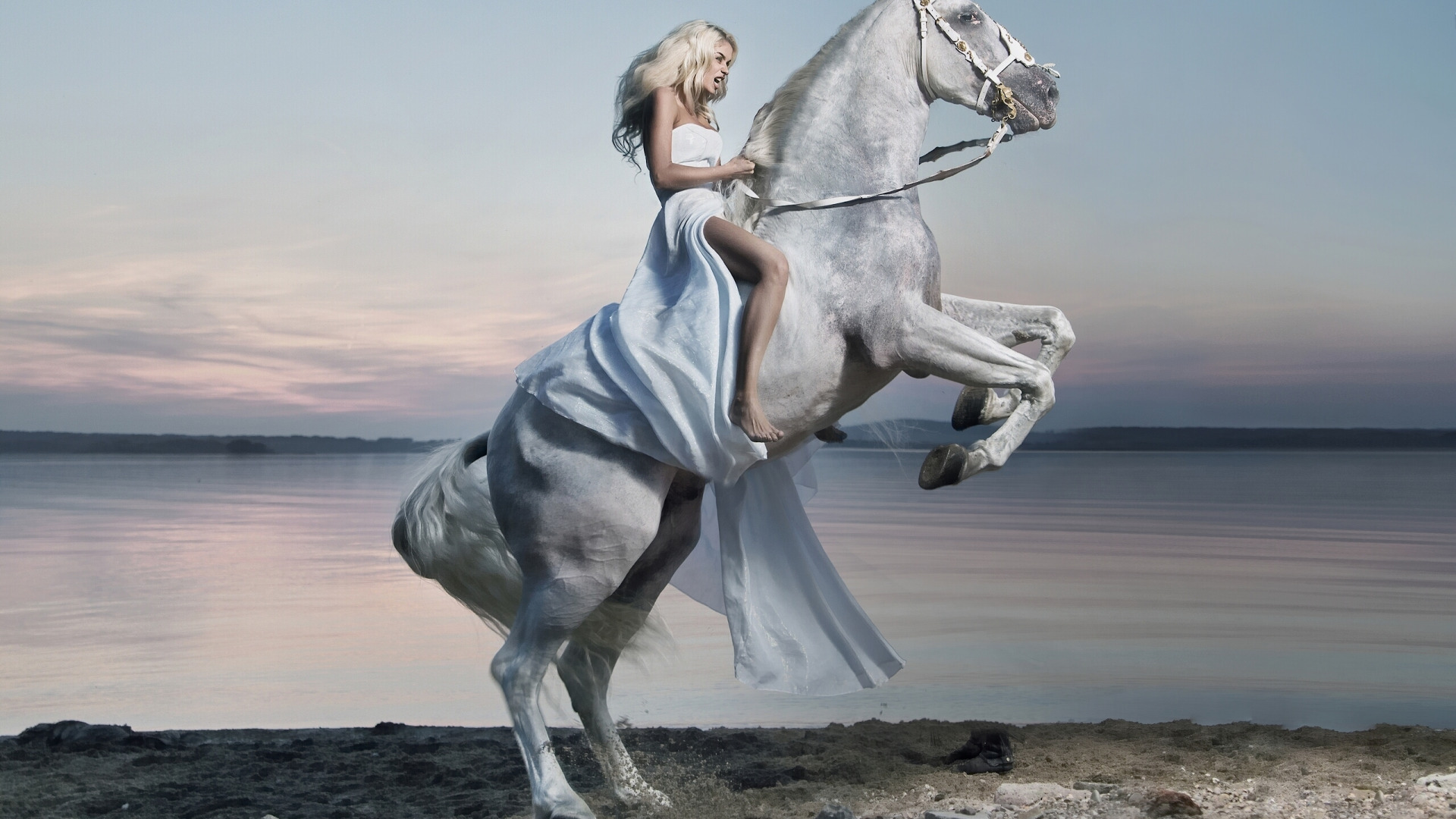 Белые кони кадышевой. Девушка на коне. Женщина на белом коне. Красивые лошади. Фотосессия с лошадью в платье.
