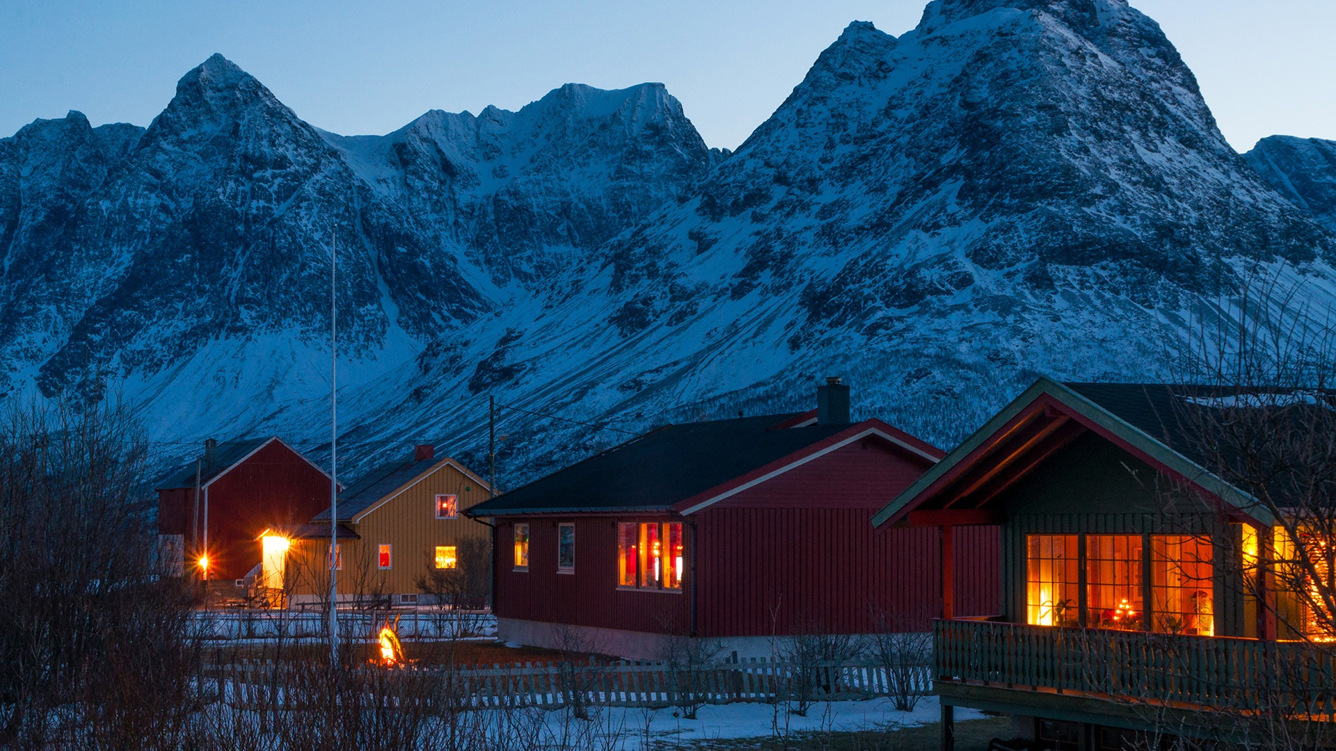 Горы снег дома. Норвегия деревня в горах. Маунтин-Виллидж (Аляска). Хаттфьелльдал Норвегия избушка.