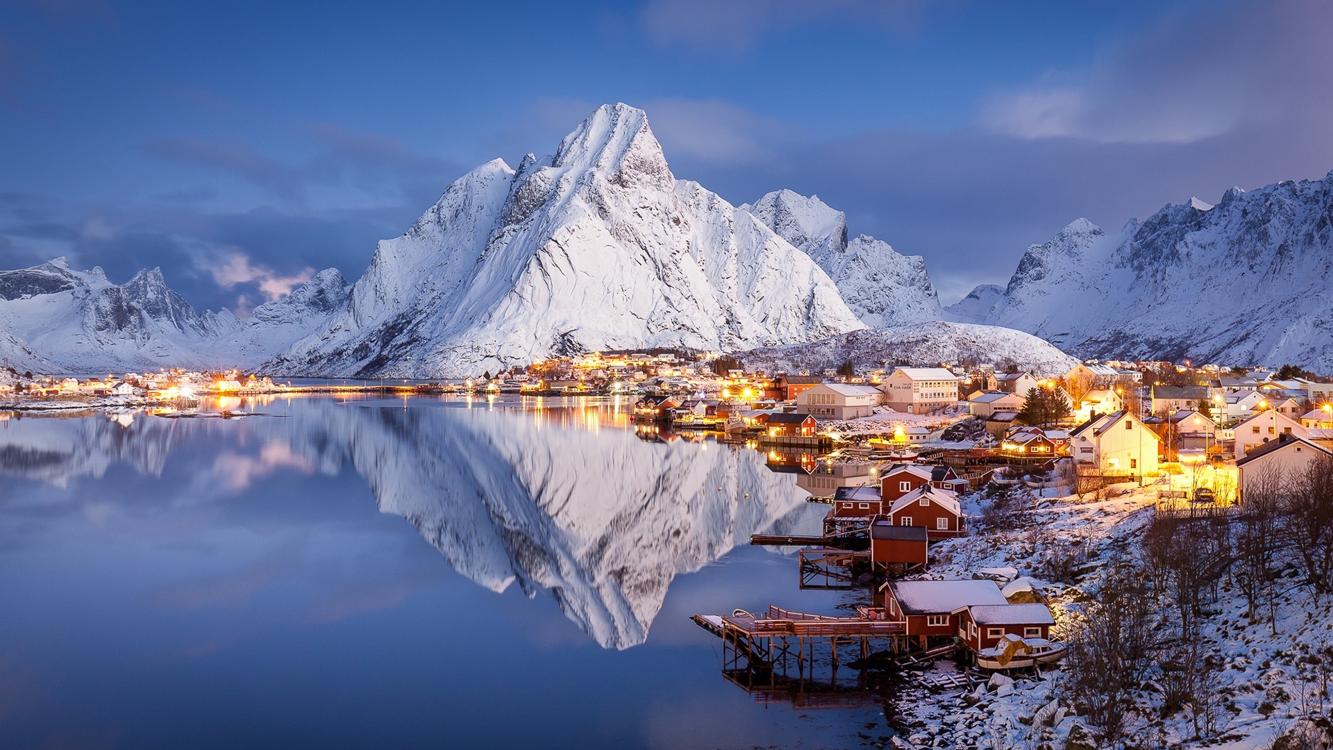 Скачать обои зима, снег, горы, озеро, дома, вечер, Норвегия, Norway, раздел  пейзажи в разрешении 1920x1080