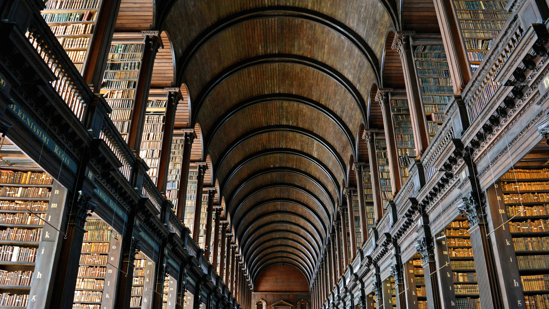 Библиотека старый город. Библиотека Тринити-колледжа, Дублин, Ирландия. Библиотека Тринити-колледжа в Дублине. Старинная библиотека. Потолок в библиотеке.