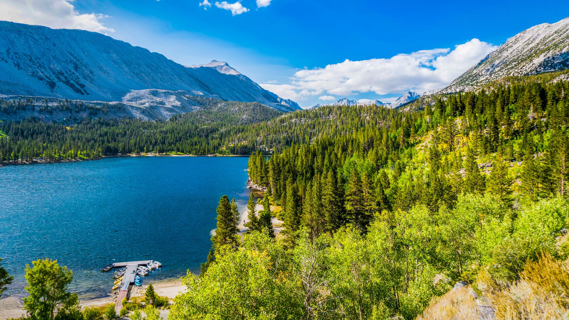 These lakes. Озеро Чиф Калифорния. Шервуд горное озеро. Озеленение берега горного озера. Convict Lake.