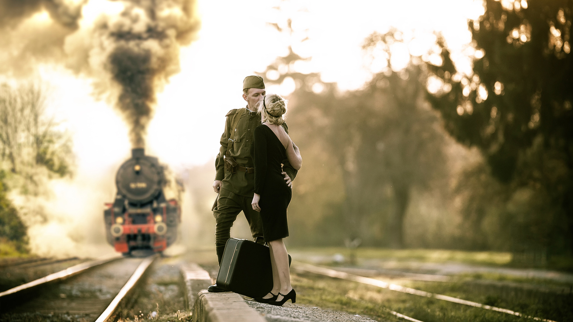 Прощай поезда текст. Прощание. Парень и девушка в поезде. Солдат с девушкой на перроне. Солдаты на вокзале.