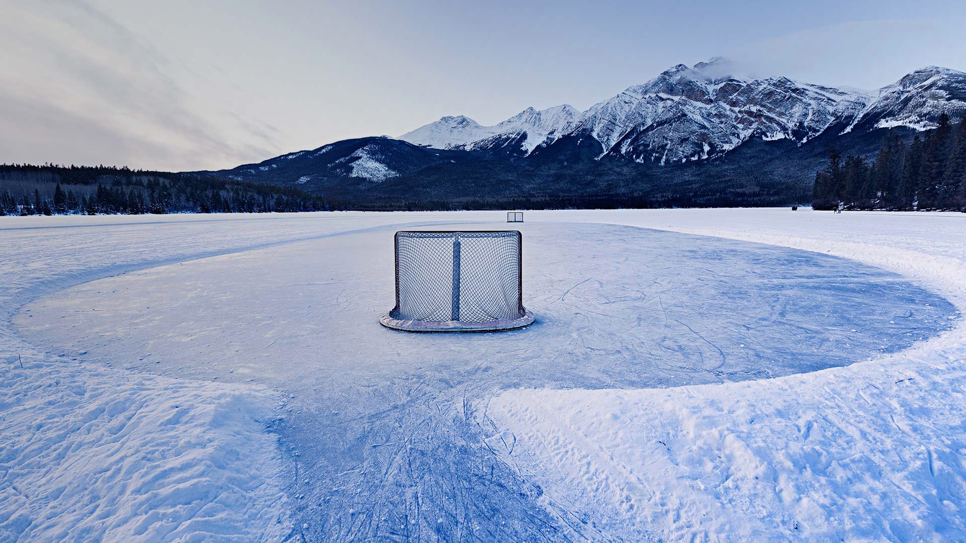 Открыта ледовая. Ворота для Понд хоккея. Hockey Rink. Ice Hockey Rink. Каток на озере в Канаде.