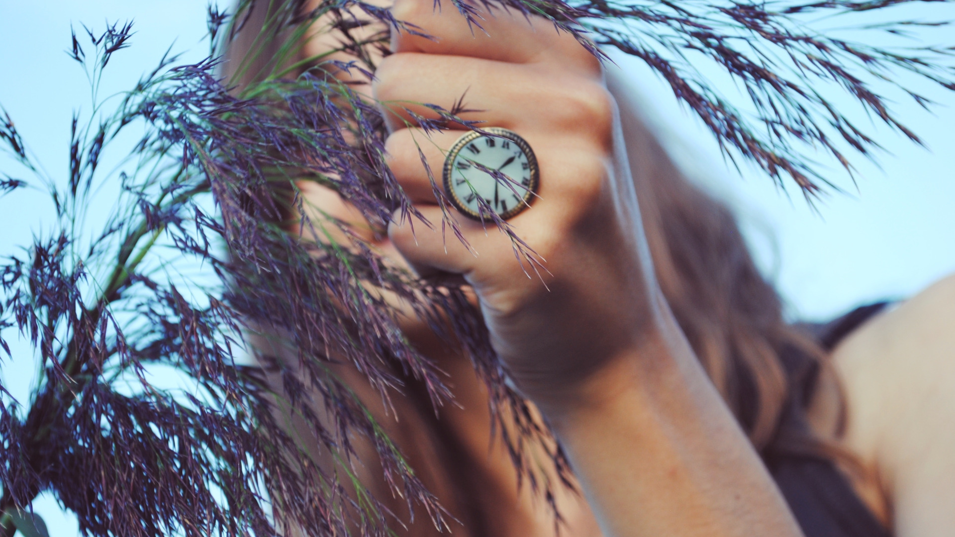 трава, девушка, часы, рука, кольцо