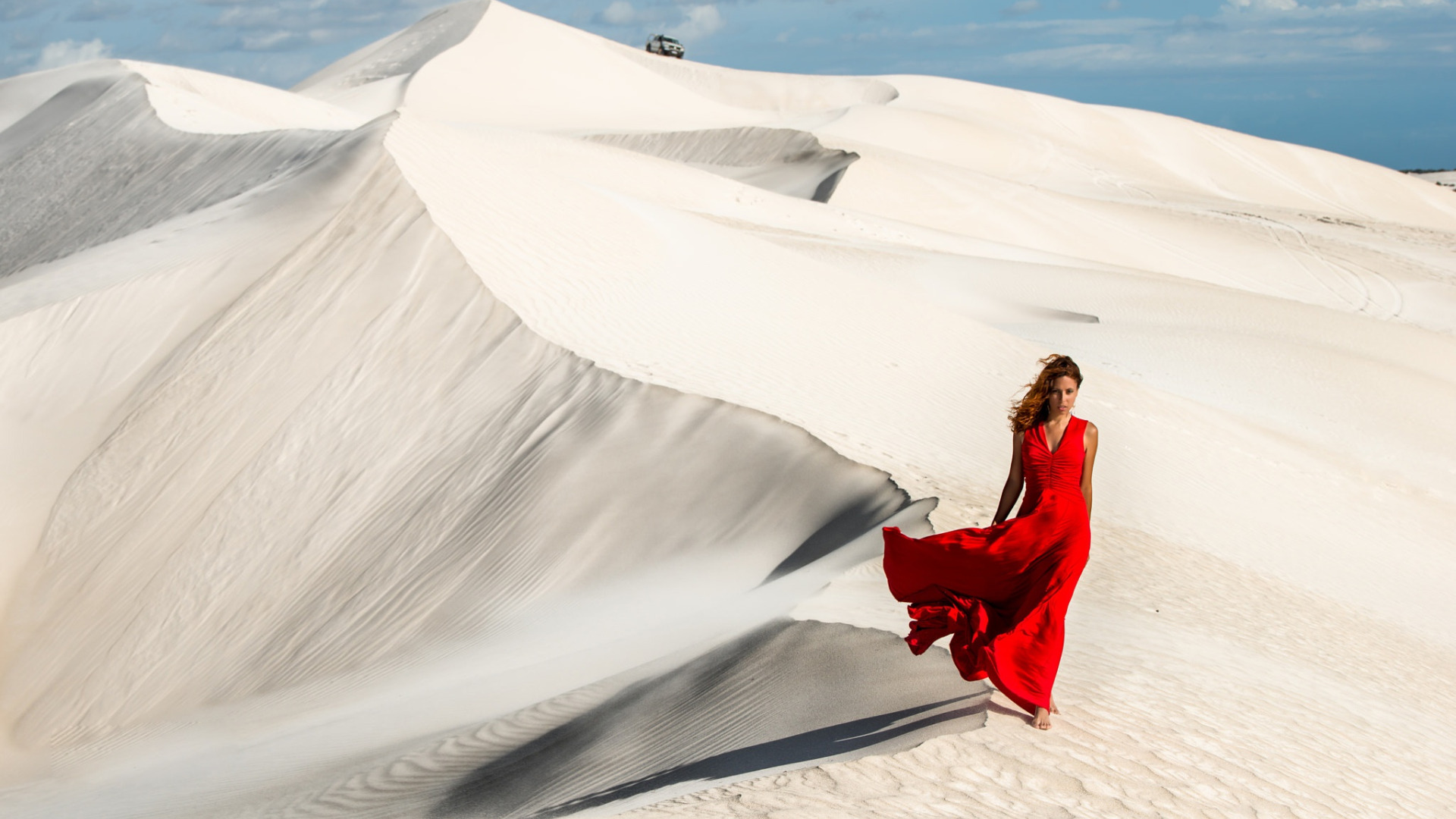 Сводил симпатичную украинку в дюны. Пустыня 3.3 Геншин. Фотосессия в пустыне. Девушка в пустыне. Девушка в Красном платье в пустыне.