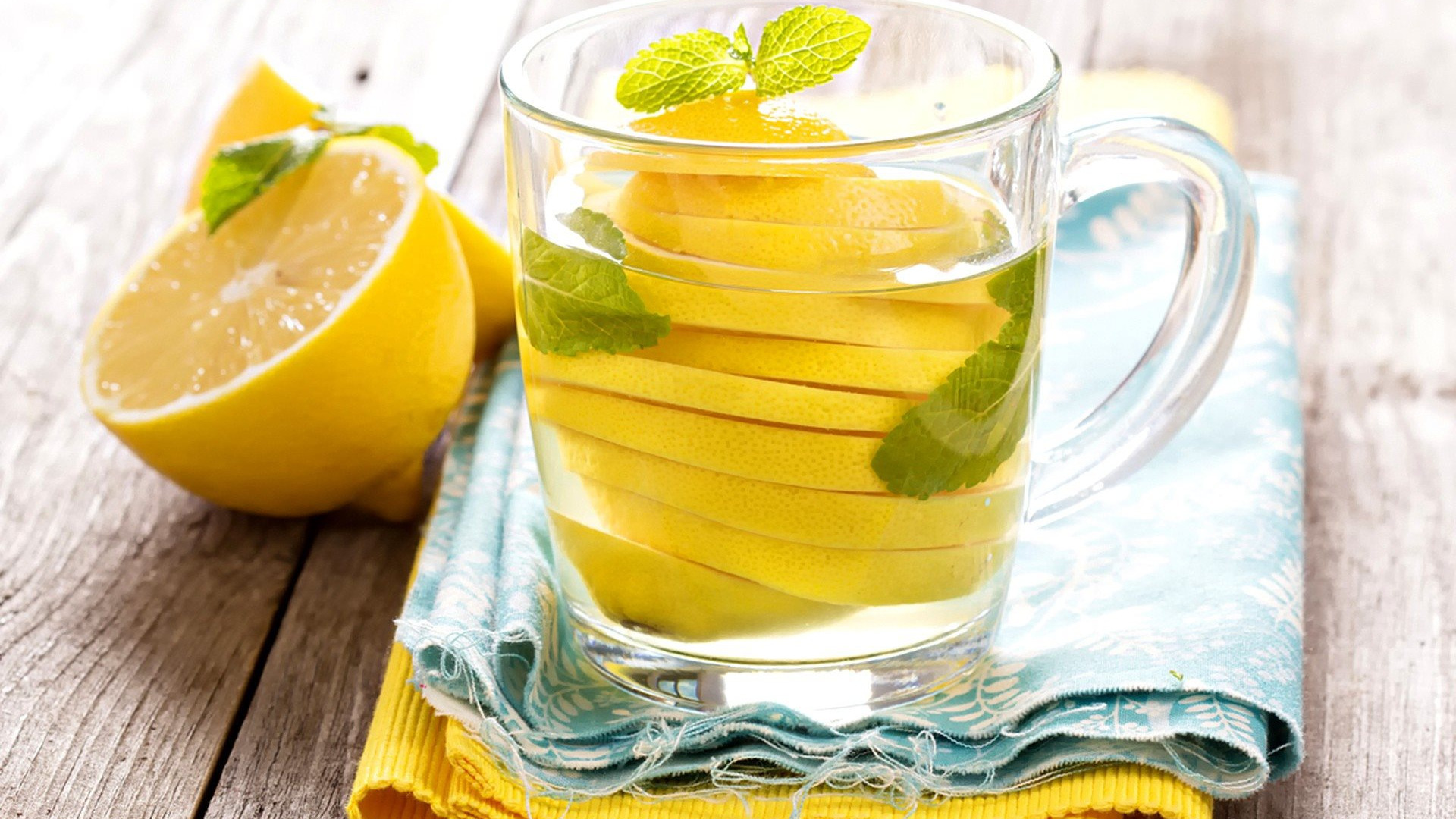 Если жизнь лимон лимонад. Вода с лимоном. Стакан с лимоном. Лимонный сок в стакане. Стакан воды с лимоном.
