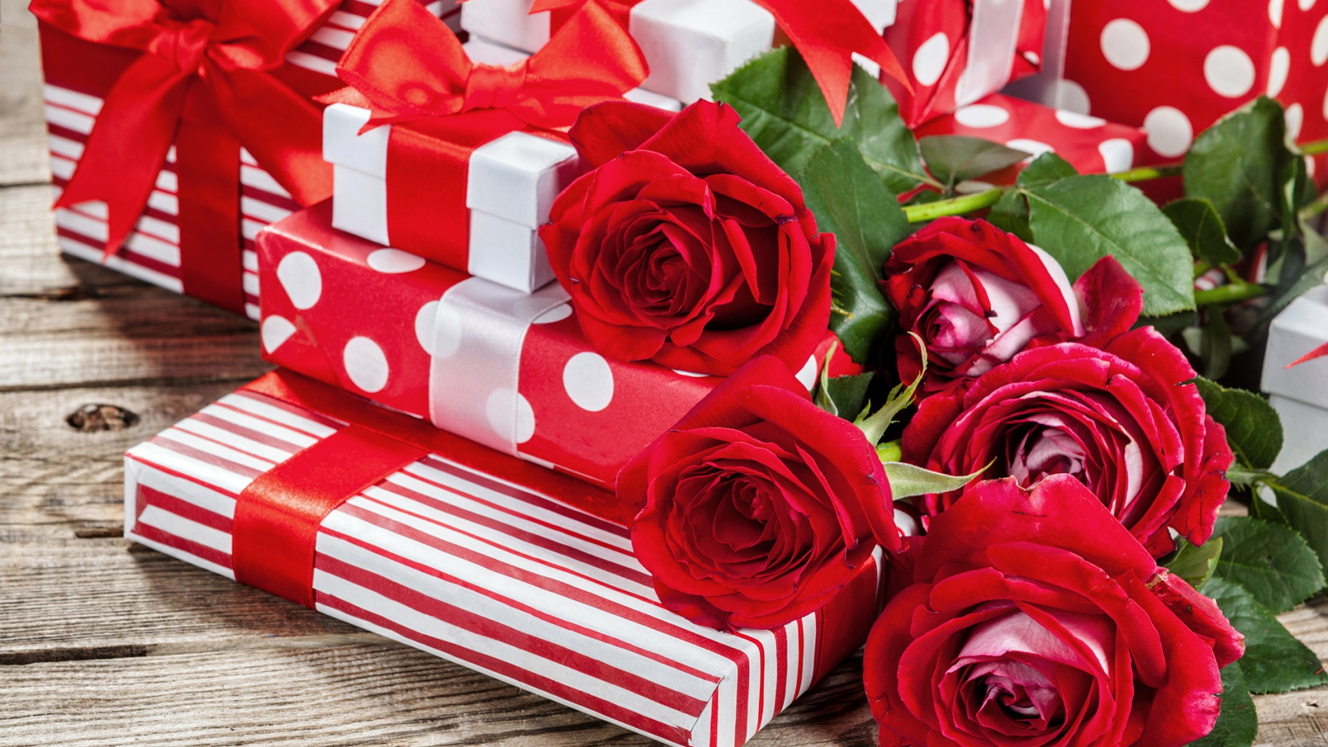 Цветы подарки настроение. Цветы в подарок. Красивые подарки. Красивый букет цветов с подарком. Подарок на день рождения.