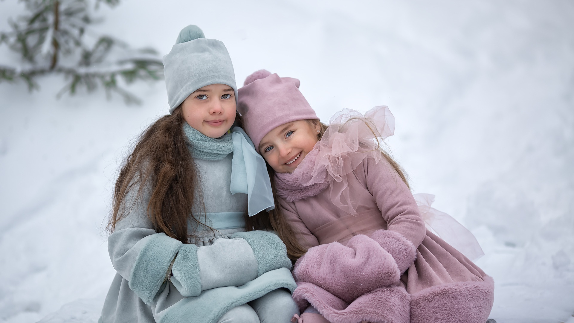 Зимой дети любят. Дети в снегу. Снежный ребенок. Девочка на морозе.