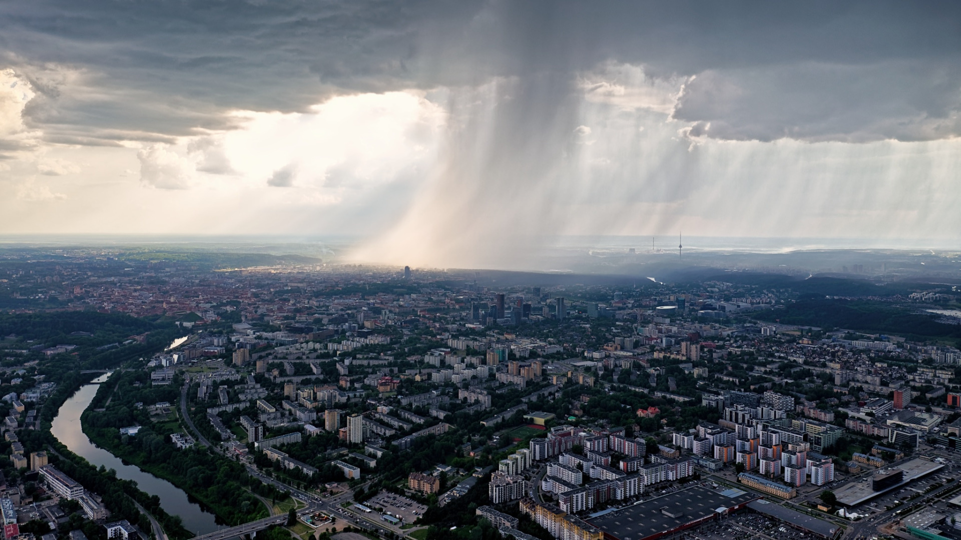 Столица дождей город. Вильнюс. Вильнюс обои. Вильнюс в дождь. Обои для рабочего стола Вильнюс.