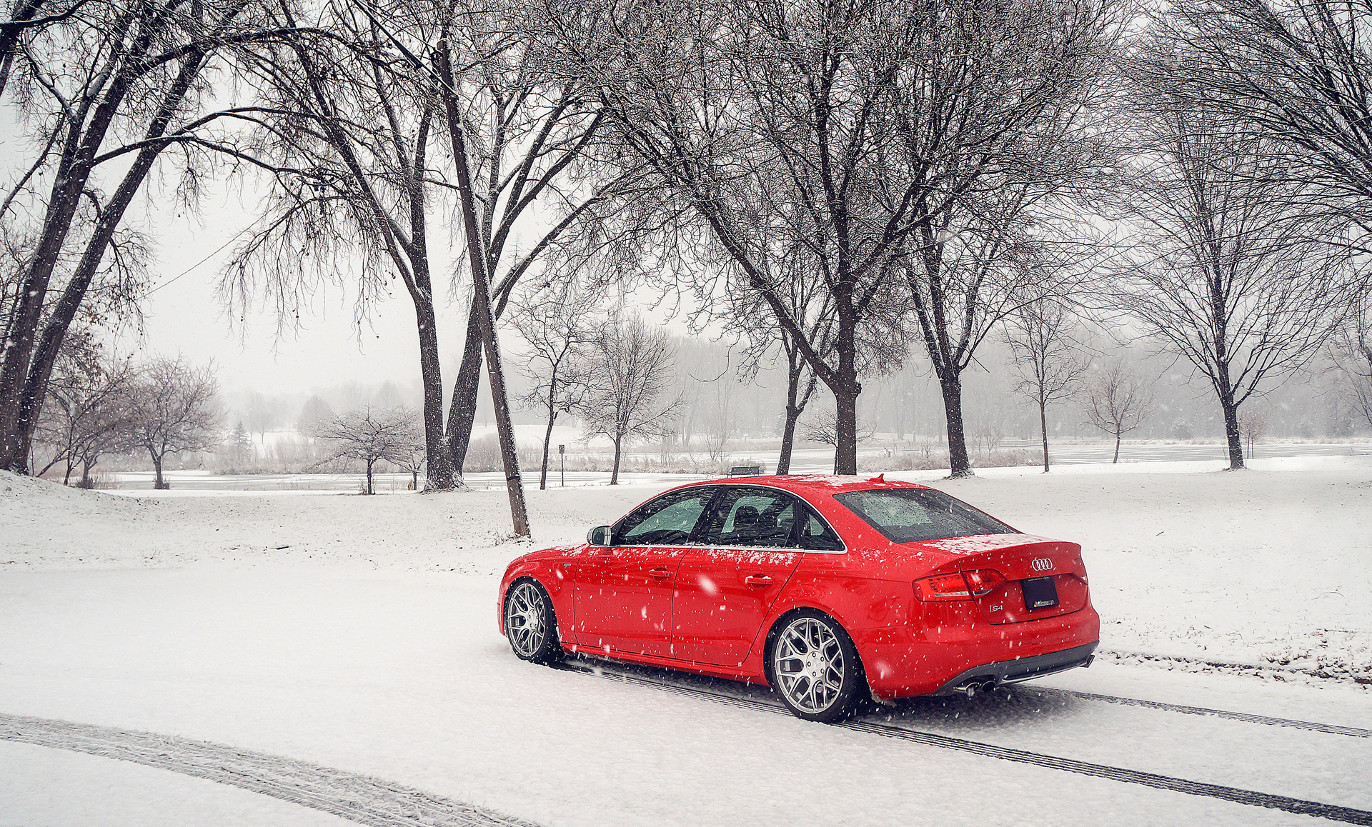 Зимние обои с машинами. Ауди а5 кватро зима. Audi s4 красная. Красная Ауди а4 2004 зимой. Audi a4 зима.